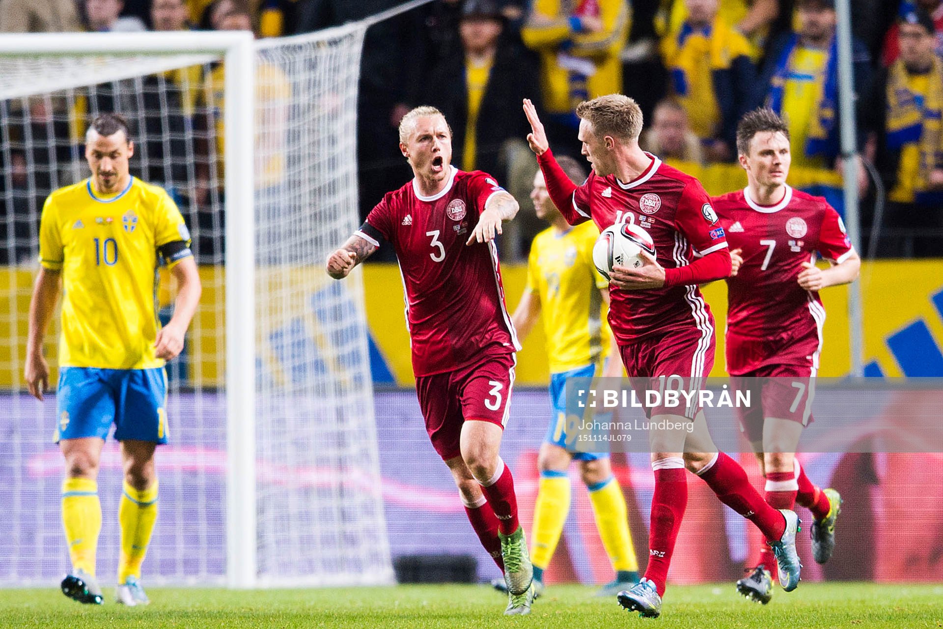 Danmarks Simon Kjär (tv) och Nicolai Jörgensen (th) jublar efter 2-1 under fotbollsmatchen i EM-kvalets playoff mellan Sverige och Danmark den 14 november 2015 i Stockholm.