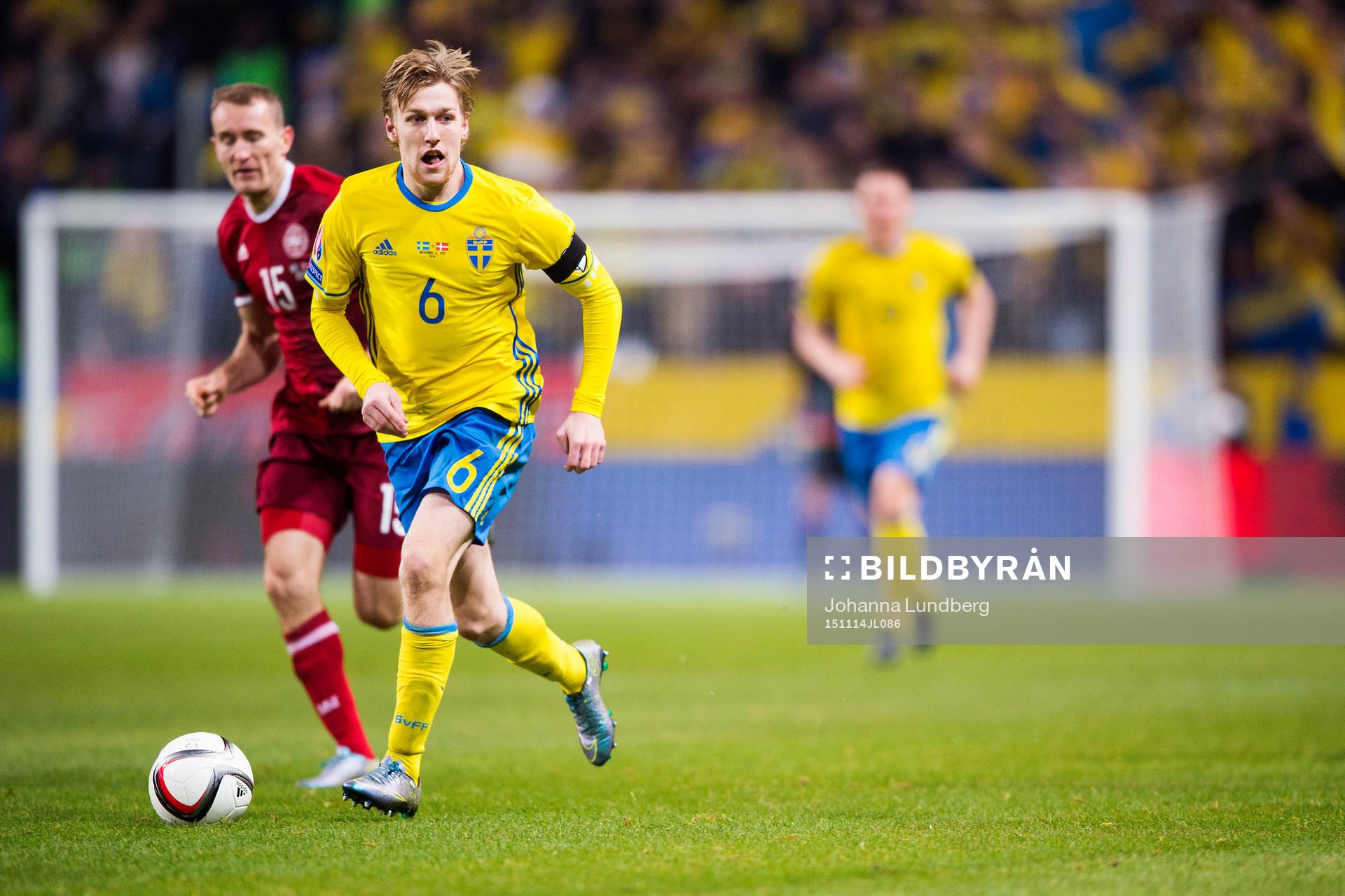 Danmarks Thomas Kahlenberg jagar Sveriges Emil Forsberg under fotbollsmatchen i EM-kvalets playoff mellan Sverige och Danmark den 14 november 2015 i Stockholm.