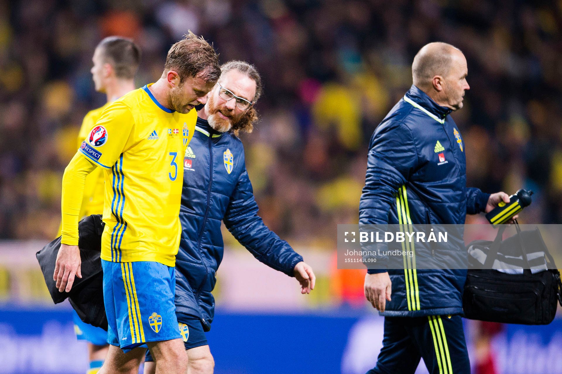 Sveriges Mikael Antonsson får hjälp av planen