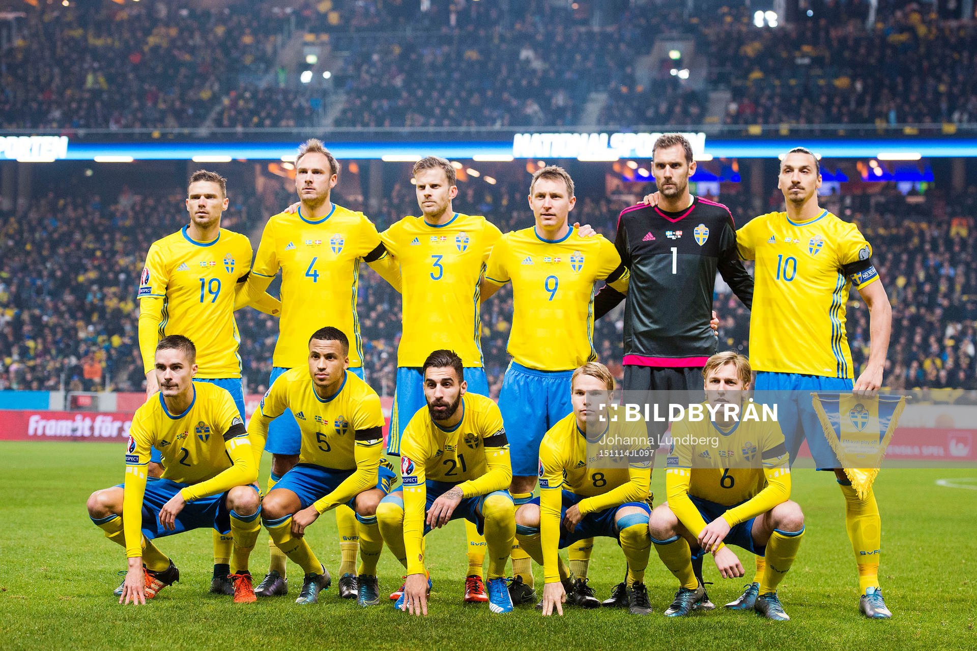 Sveriges spelare står uppställda för en lagbild Övre raden fr.v. Marcus Berg, Andreas Granqvist, Mikael Antonsson, Kim Källström, målvakt Andreas Isaksson, Zlatan Ibrahimovic. Nedre raden fr.v. Mikael Lustig, Martin Olsson, Jimmy Durmaz, Oscar Lewicki och Emil Forsberg inför fotbollsmatchen i EM-kvalets playoff mellan Sverige och Danmark den 14 november 2015 i Stockholm.