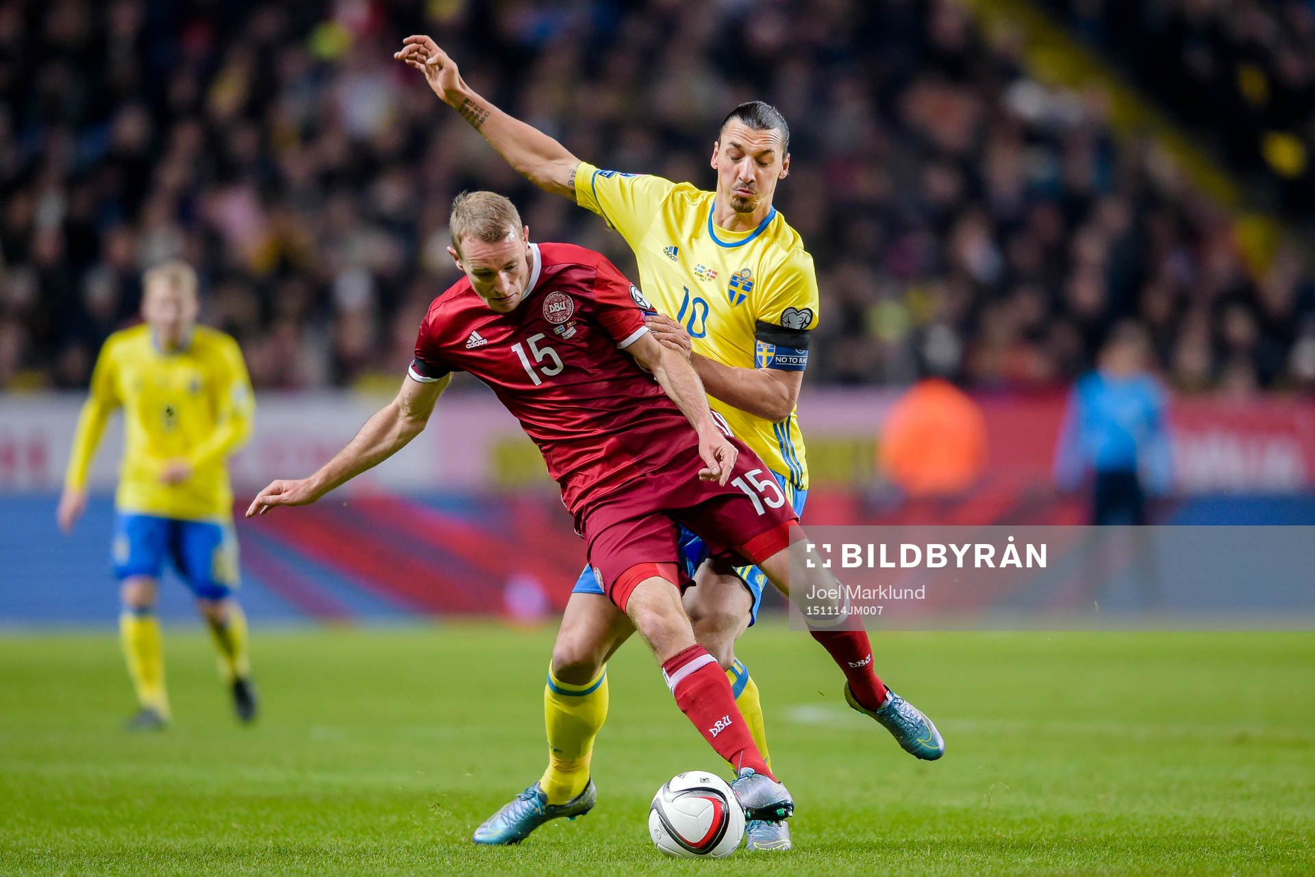 Danmarks Thomas Kahlenberg fälls av Sveriges Zlatan Ibrahimovic under fotbollsmatchen i EM-kvalets playoff mellan Sverige och Danmark den 14 november 2015 i Stockholm.