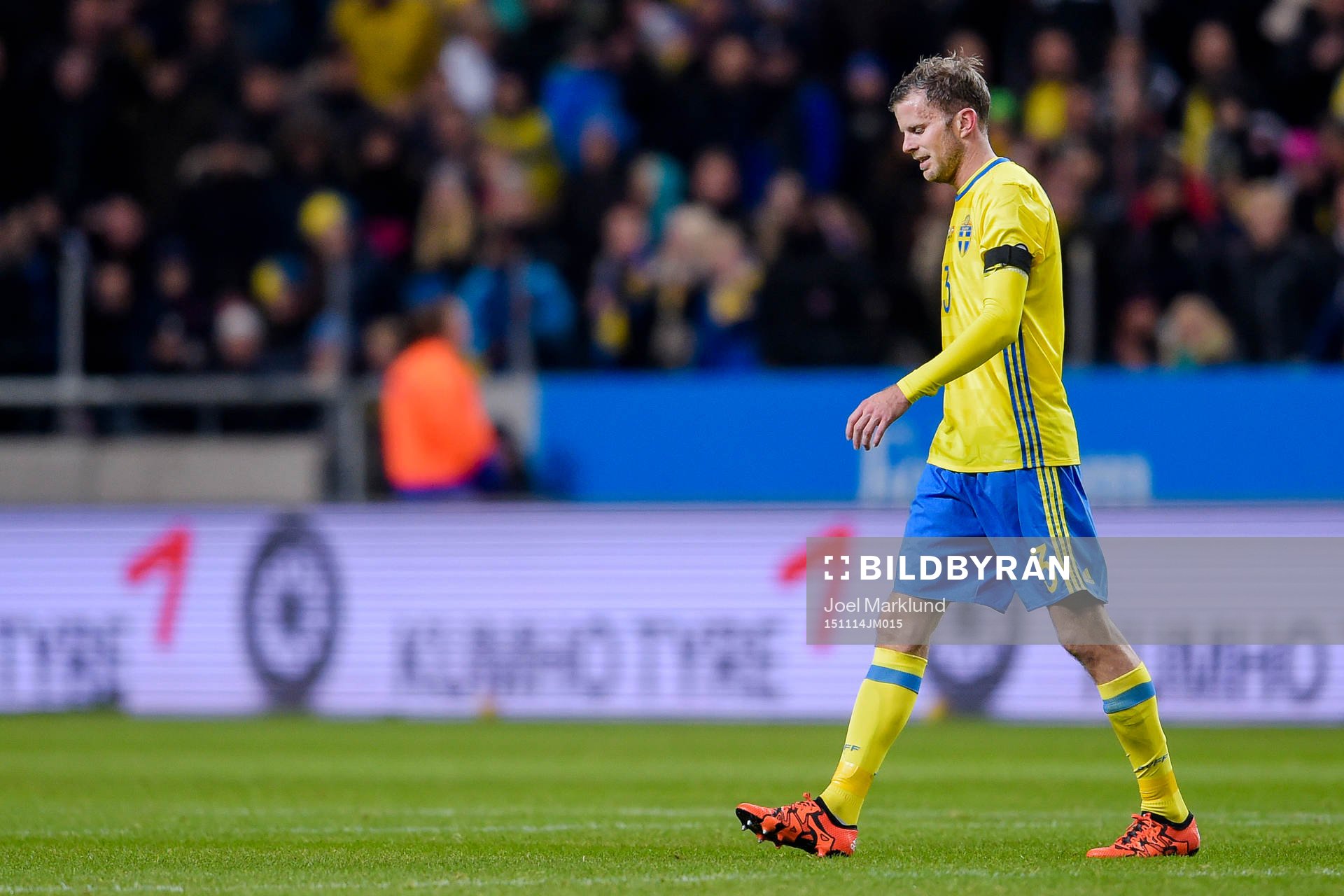 Sveriges Mikael Antonsson deppar när han lämnar planen