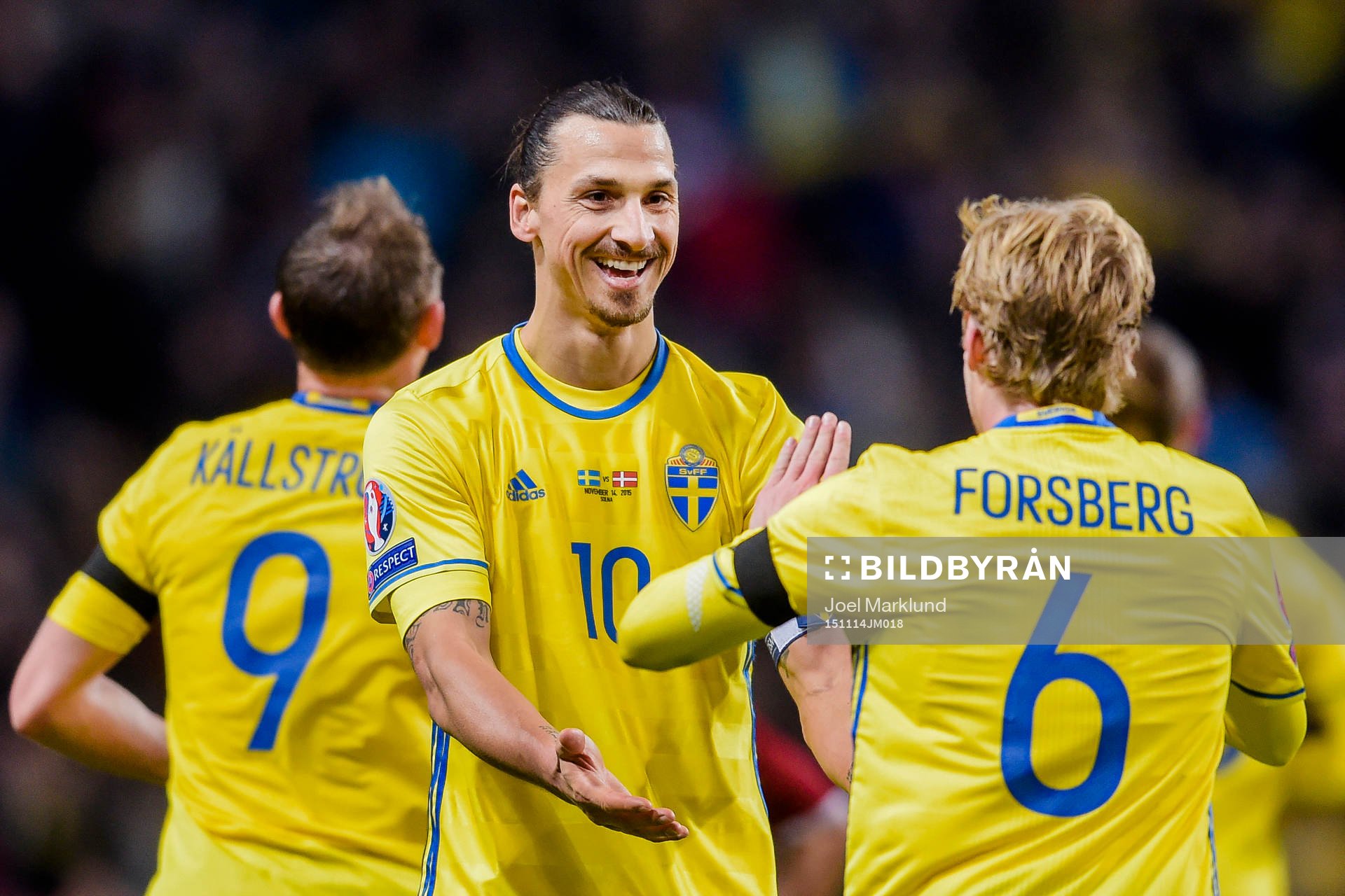 Sveriges Zlatan Ibrahimovic jublar med Emil Forsberg efter Forsberg 1-0 mål under fotbollsmatchen i EM-kvalets playoff mellan Sverige och Danmark den 14 november 2015 i Stockholm.