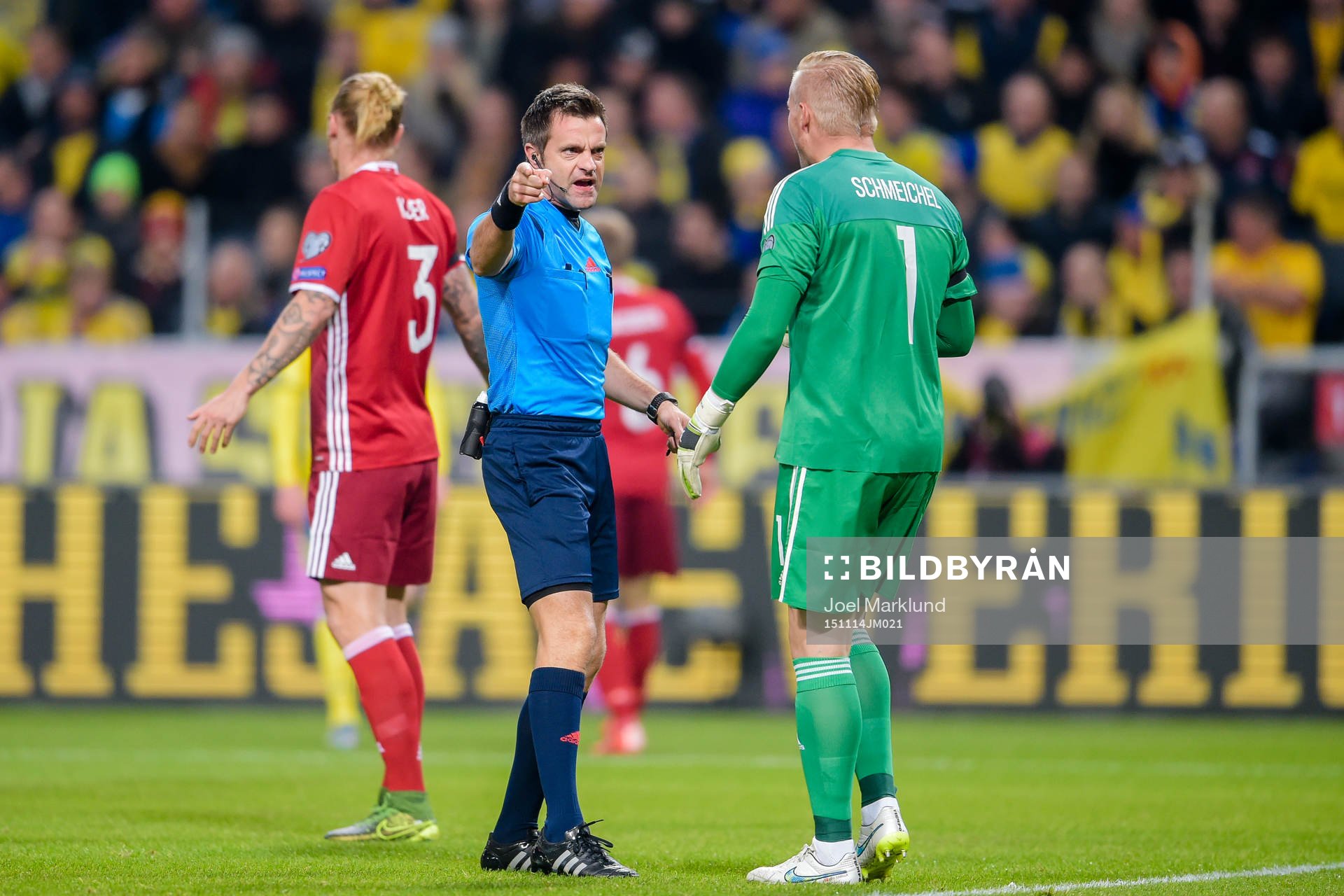 Matchens domare Nicola Rizzoli i samtal med Danmarks