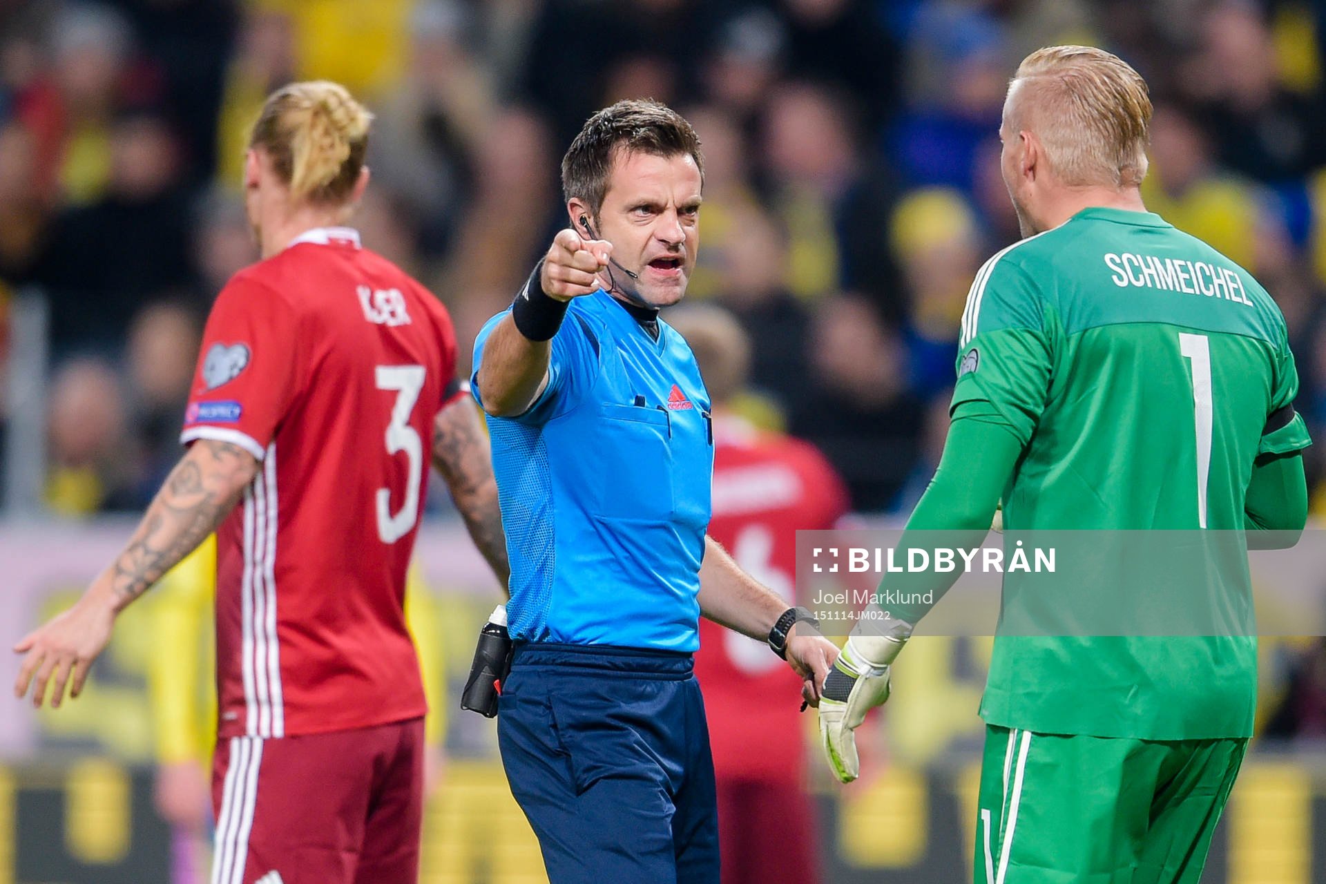 Matchens domare Nicola Rizzoli i samtal med Danmarks