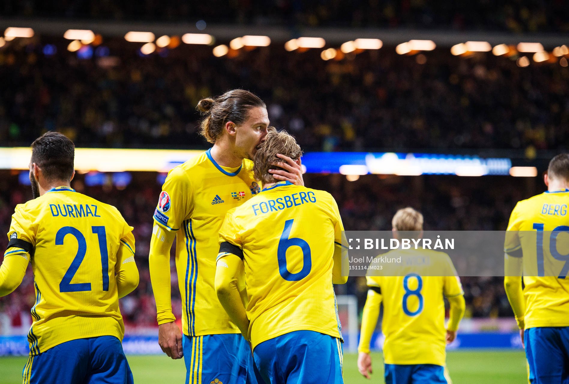 Sveriges Erik Johansson kramar om Emil Forsberg