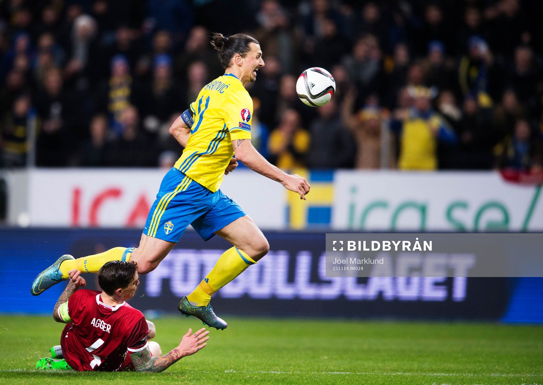 Danmarks Daniel Agger fäller Sveriges Zlatan Ibrahimovic