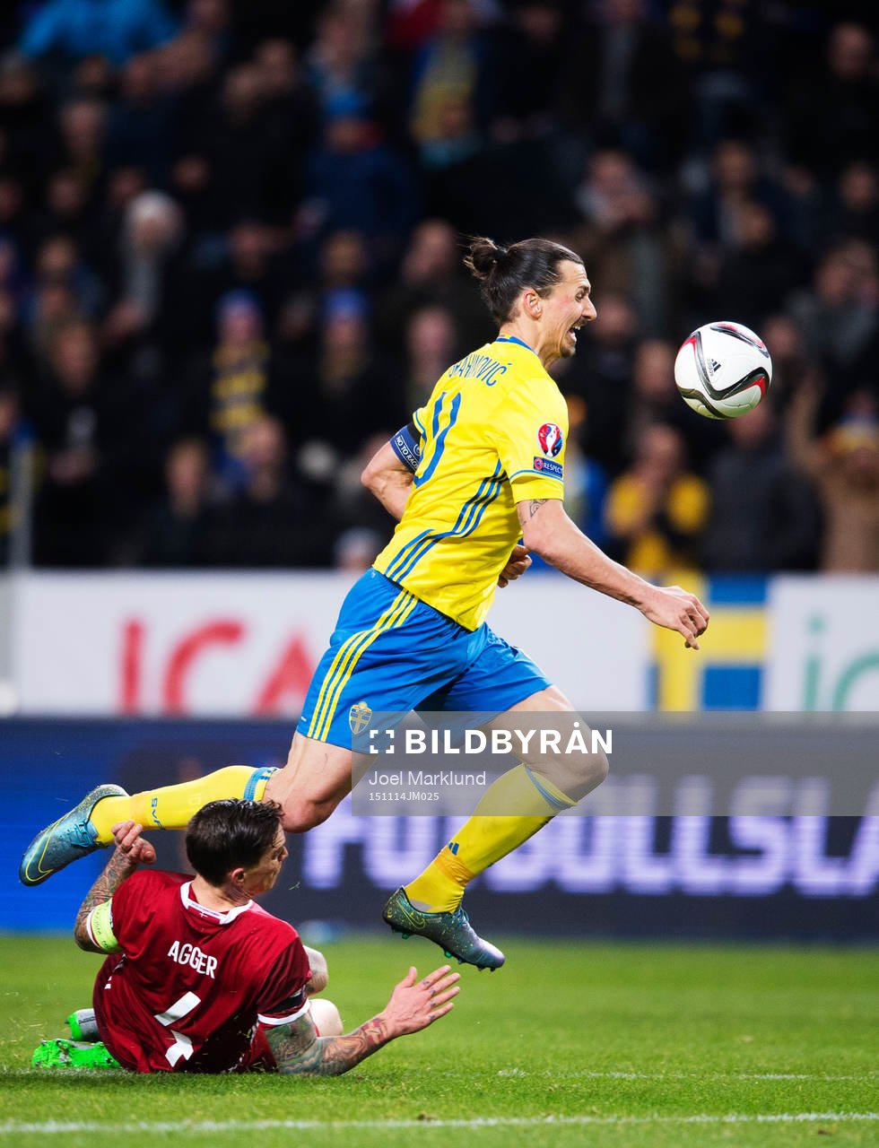 Danmarks Daniel Agger fäller Sveriges Zlatan Ibrahimovic
