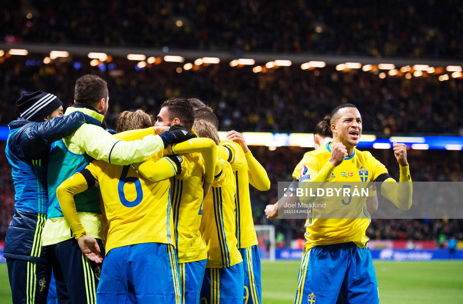 Sveriges spelare med Martin Olsson jublar