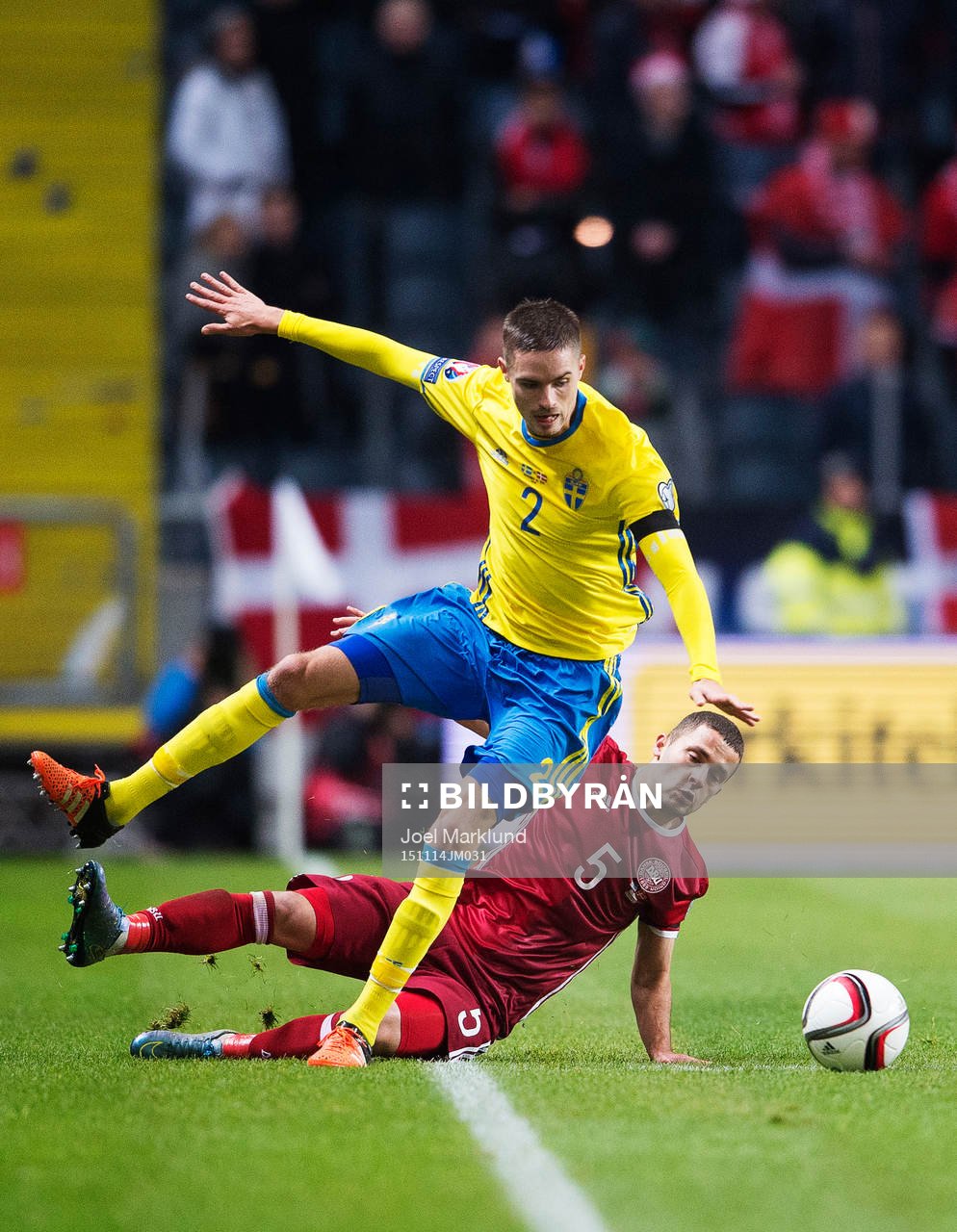 Sveriges Mikael Lustig tar sig förbi Danmarks Riza Durmisi