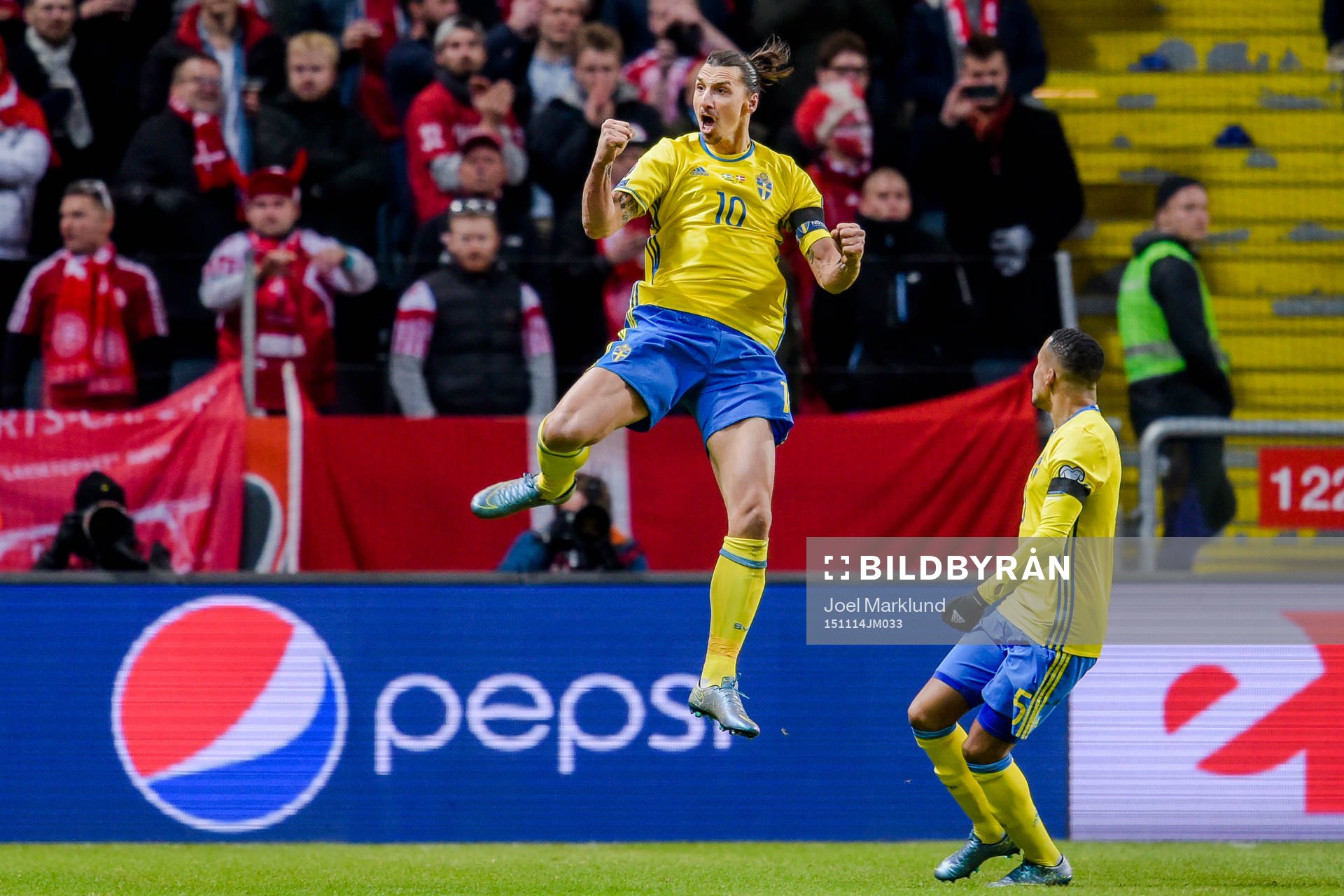 Sveriges Zlatan Ibrahimovic och Martin Olsson jublar