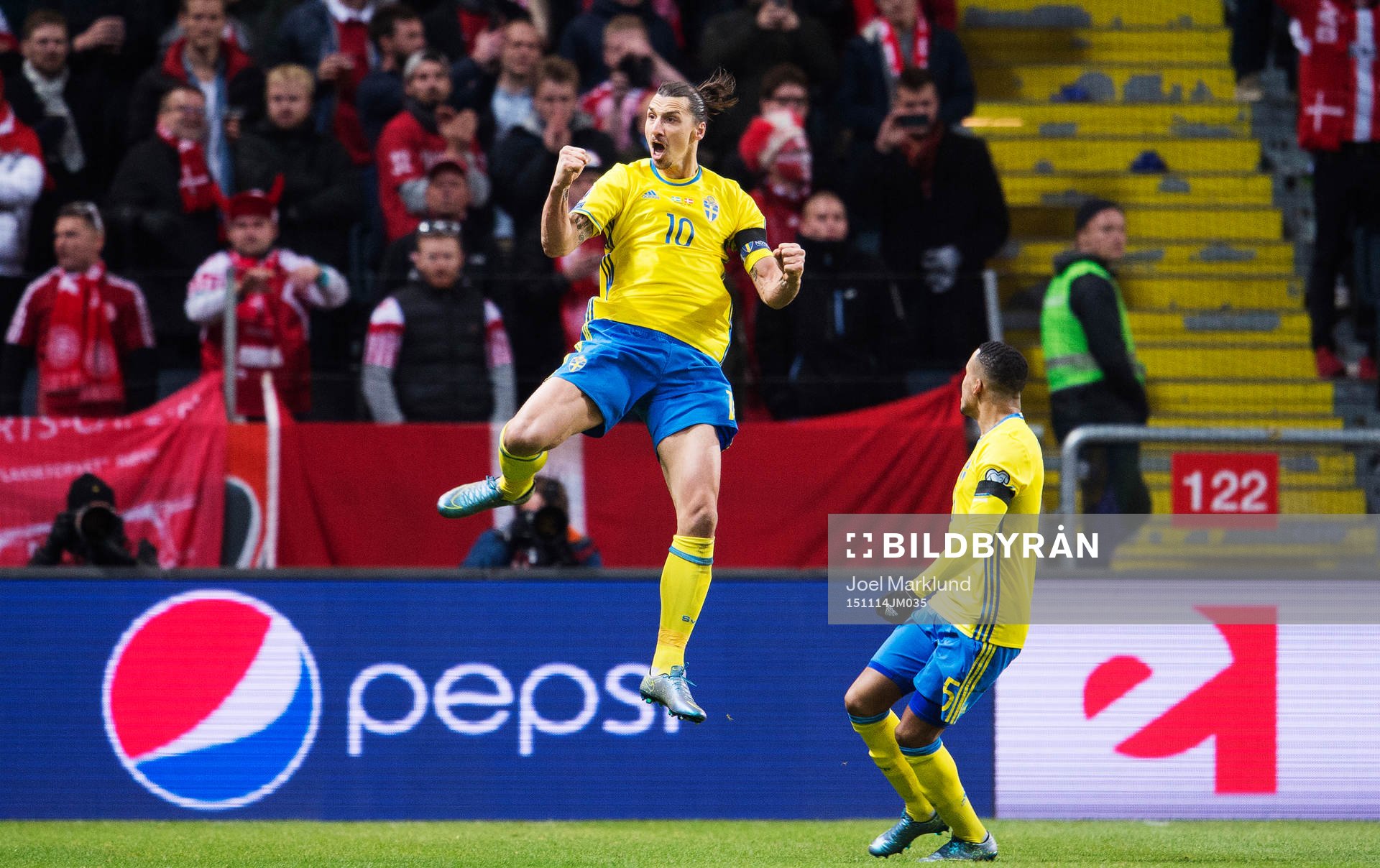 Sveriges Zlatan Ibrahimovic och Martin Olsson jublar