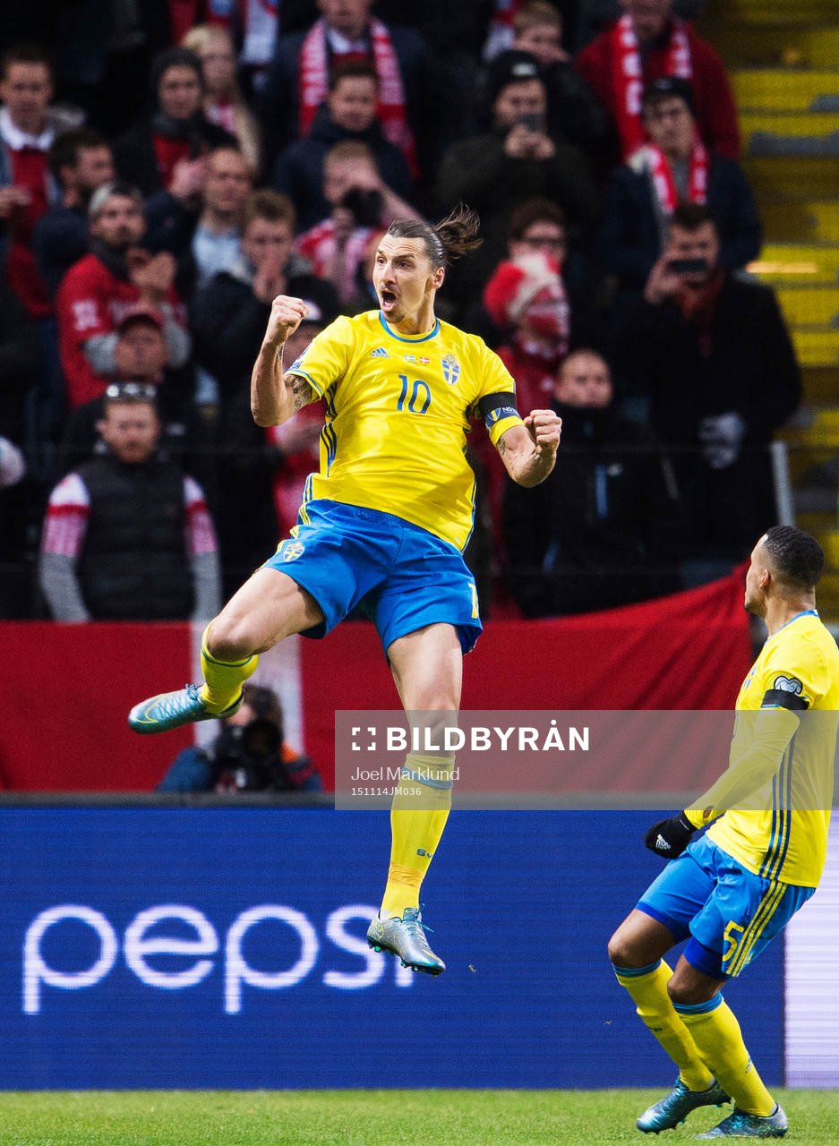 Sveriges Zlatan Ibrahimovic och Martin Olsson jublar