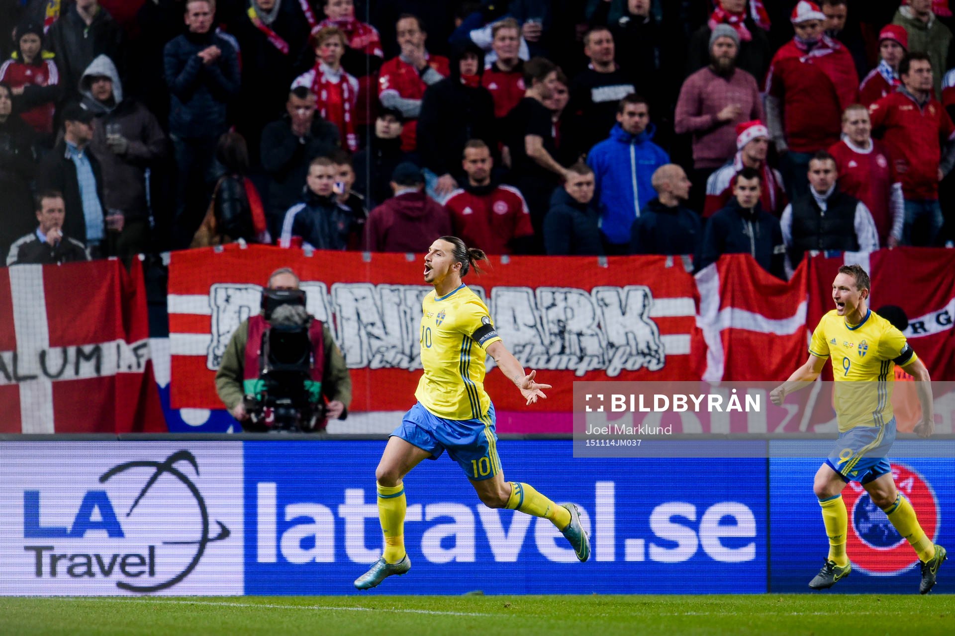 Sveriges Zlatan Ibrahimovic och Kim Källström jublar