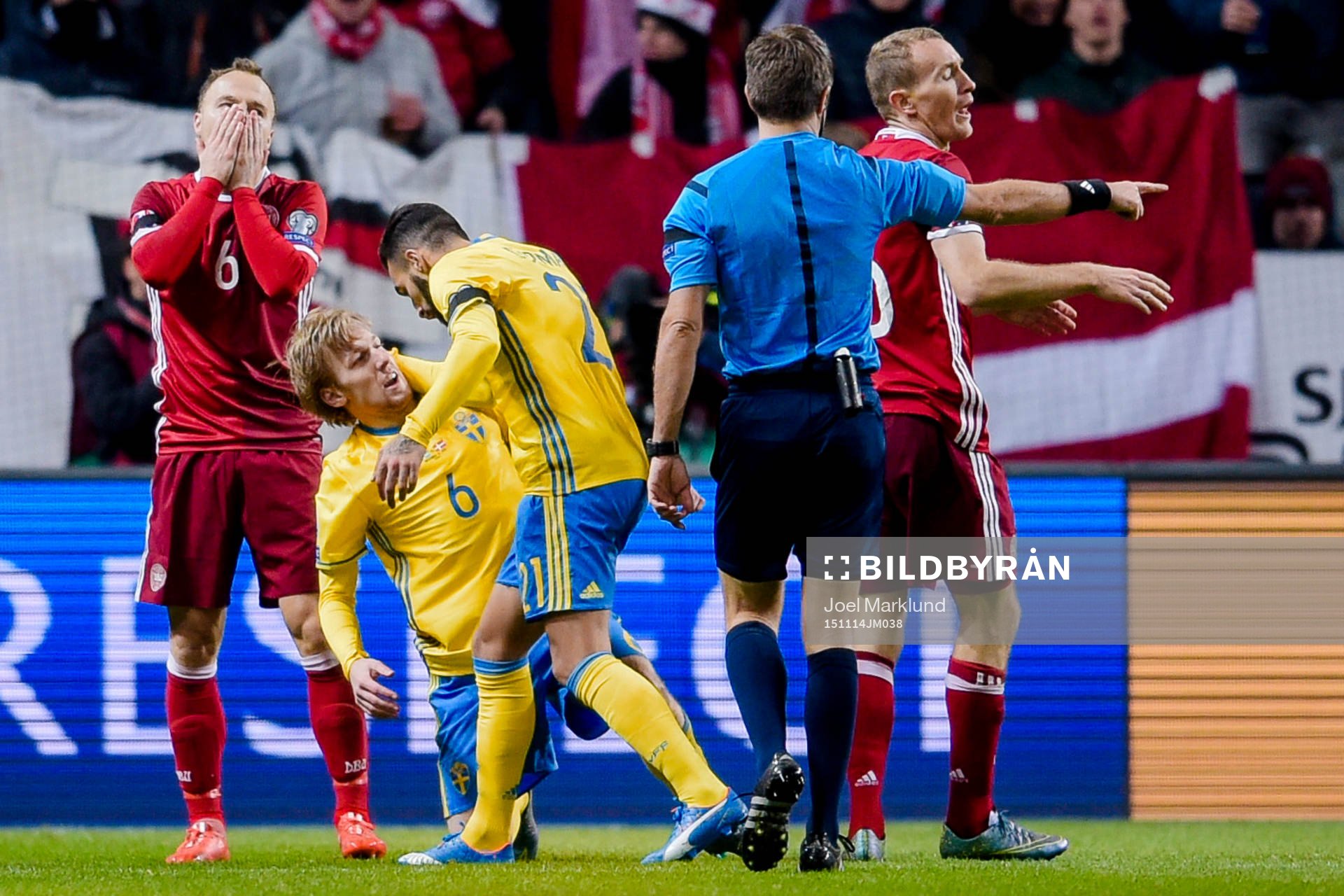 Sveriges Jimmy Durmaz och Emil Forsberg firar en situation