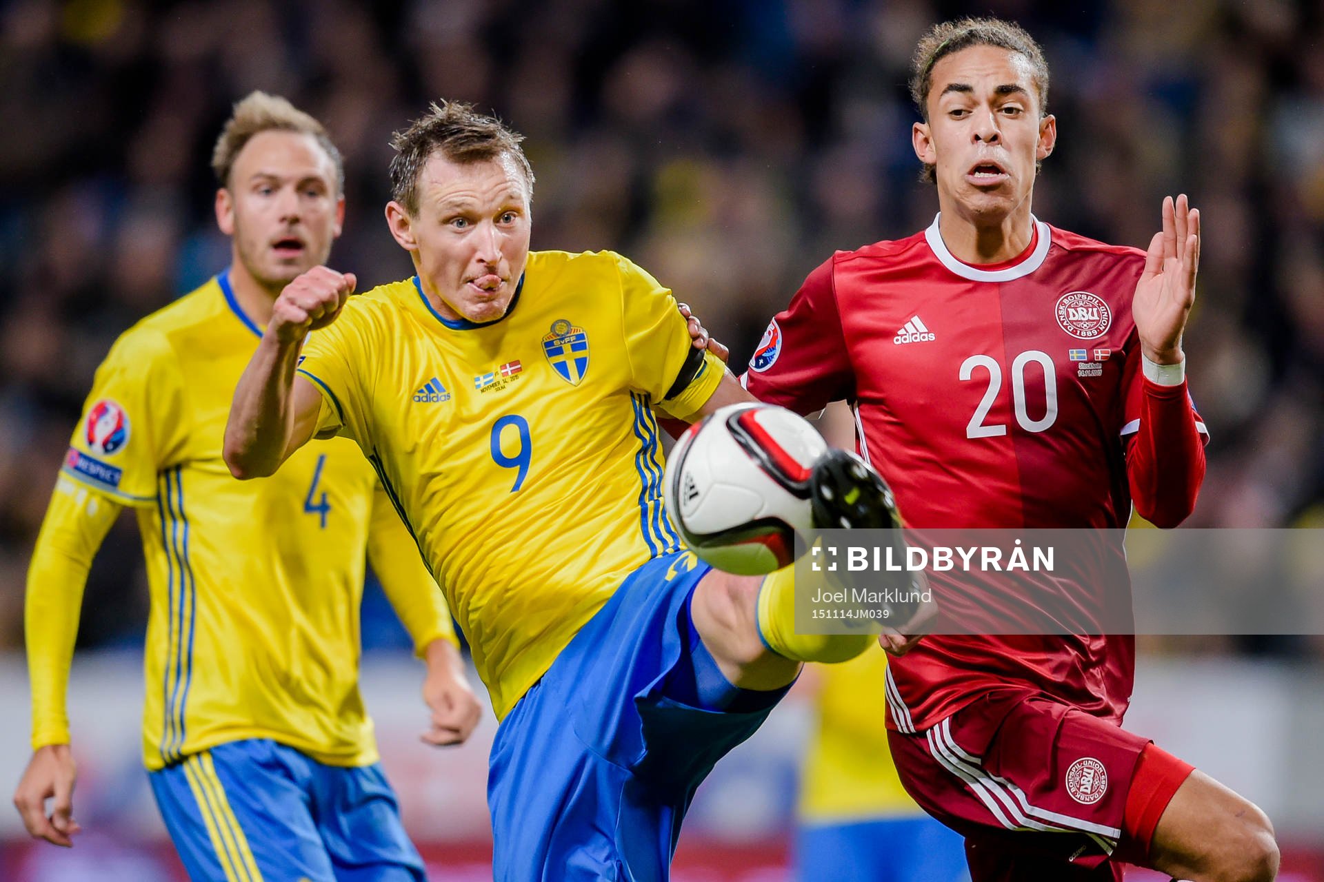 Sveriges Kim Källström och Danmarks Daniel Wass