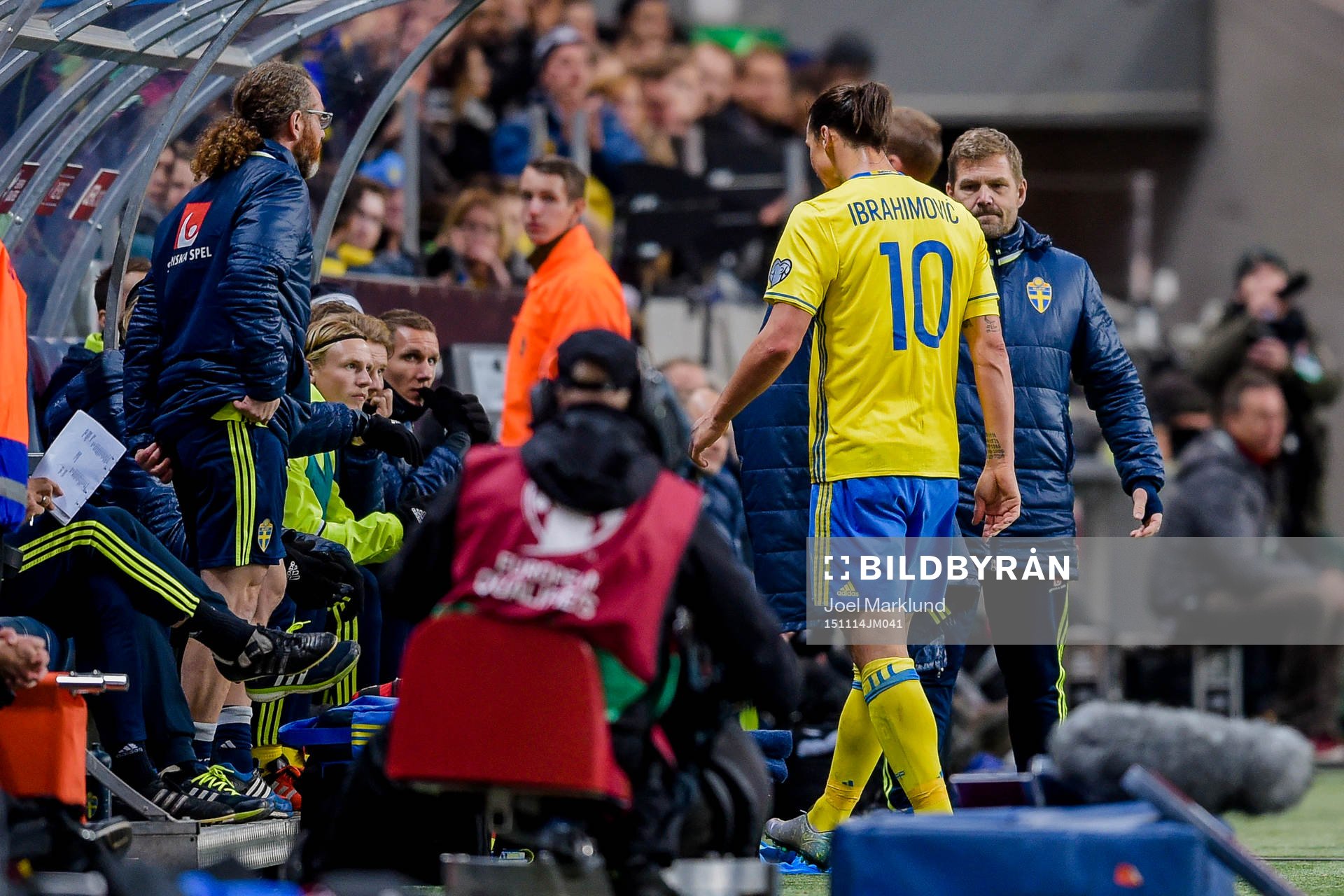 Sveriges Zlatan Ibrahimovic deppar när han lämnar planen