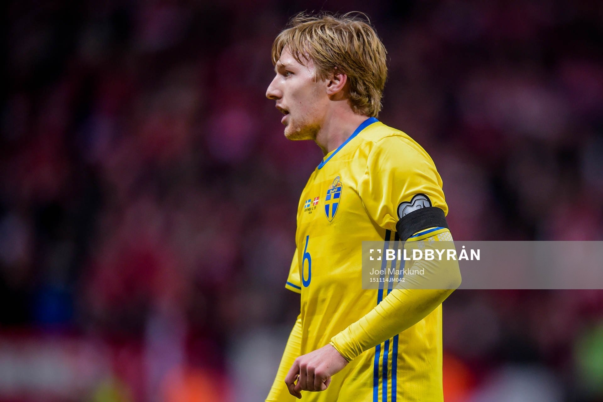 Sveriges Emil Forsberg med sorgeband för att hedra offren