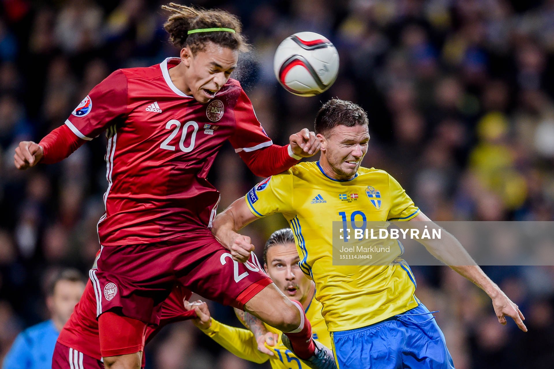 Danmarks Yussuf Poulsen i en nickduell med Sveriges Marcus