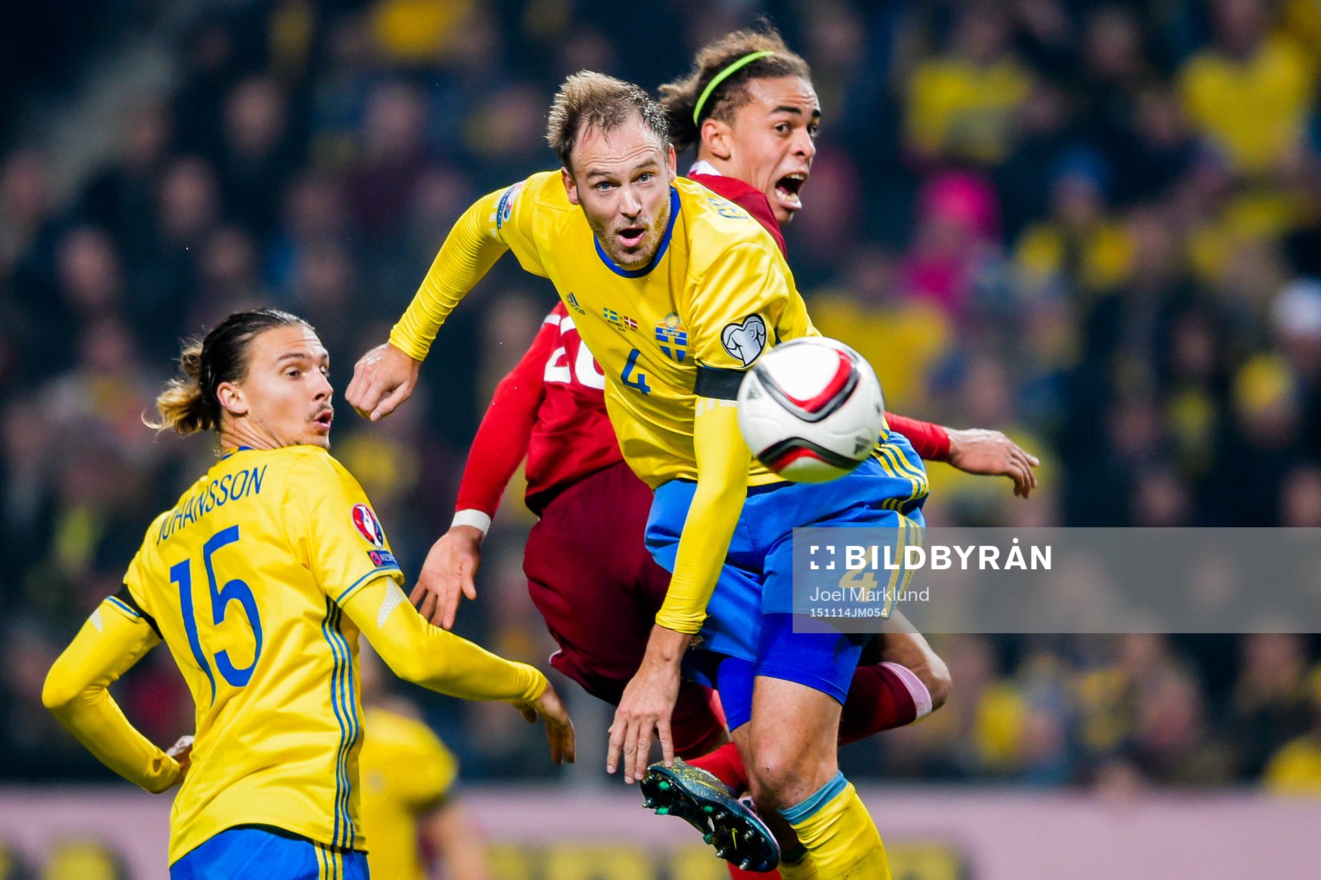 Sveriges Erik Johansson och Andreas Granqvist i en