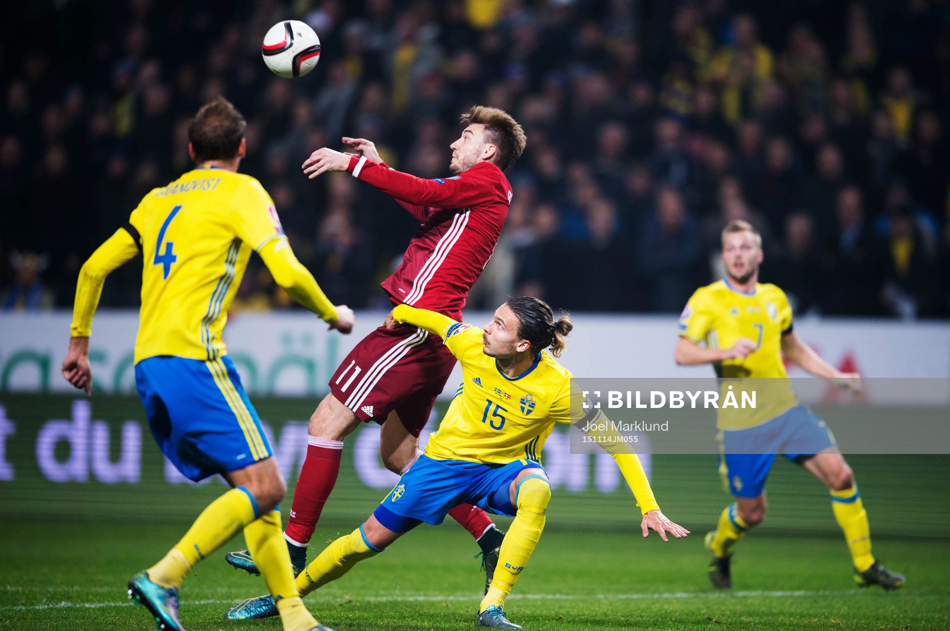 Danmarks Nicklas Bendtner utmanar Sveriges Erik Johansson
