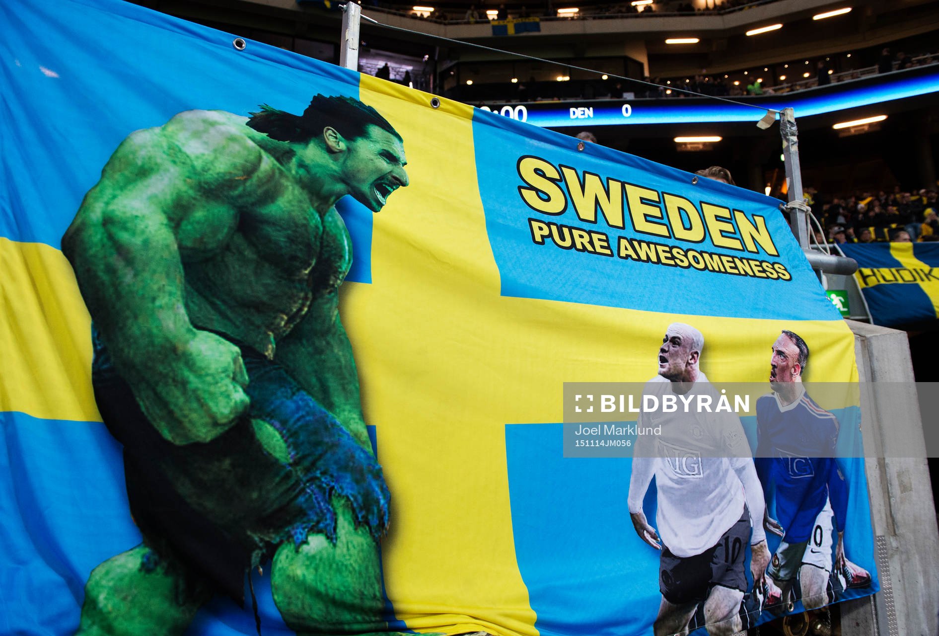 En banderoll med Sveriges Zlatan Ibrahimovic som hulk