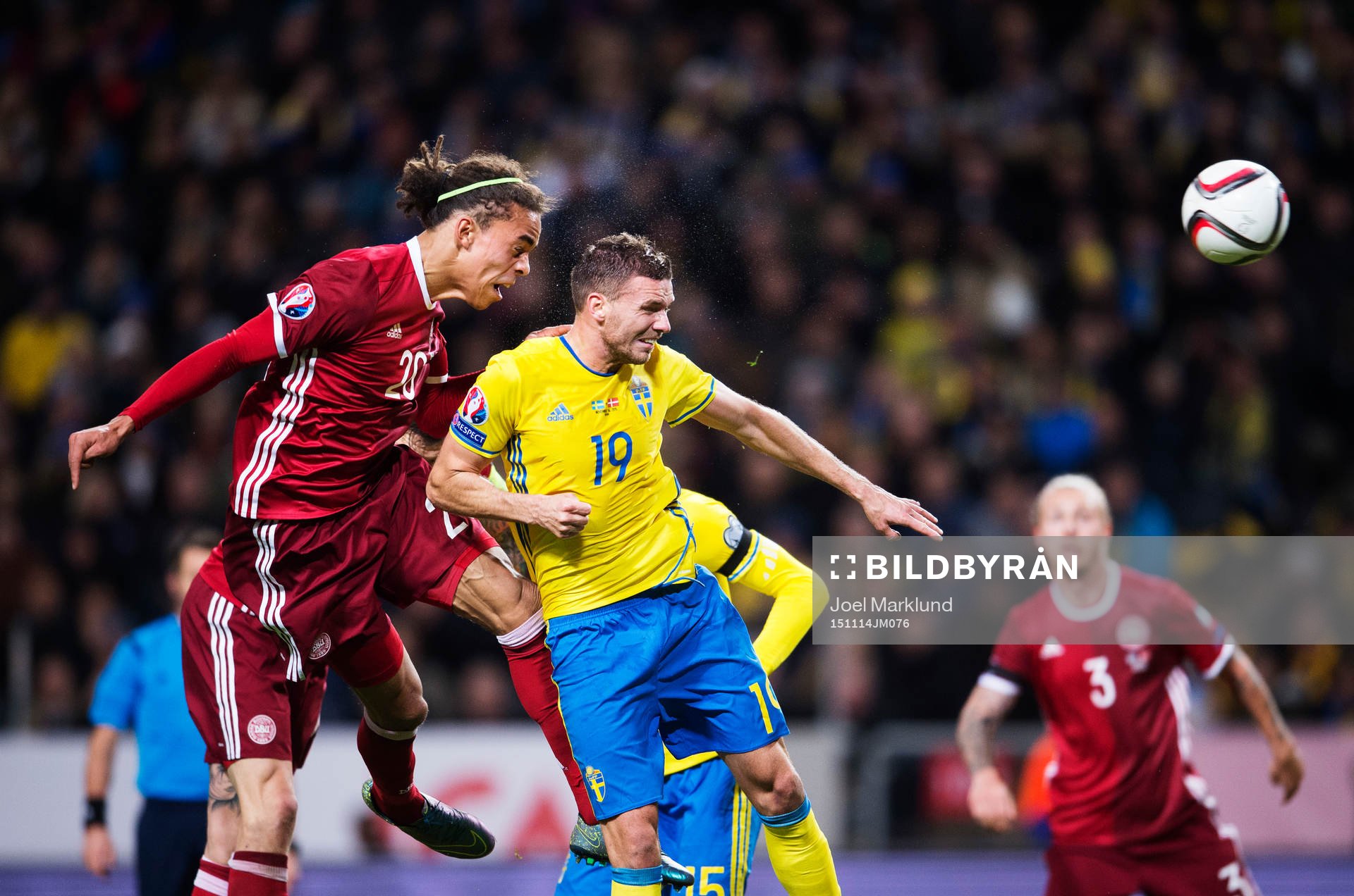 Danmarks Yussuf Poulsen vinner en luftduell mot Sveriges