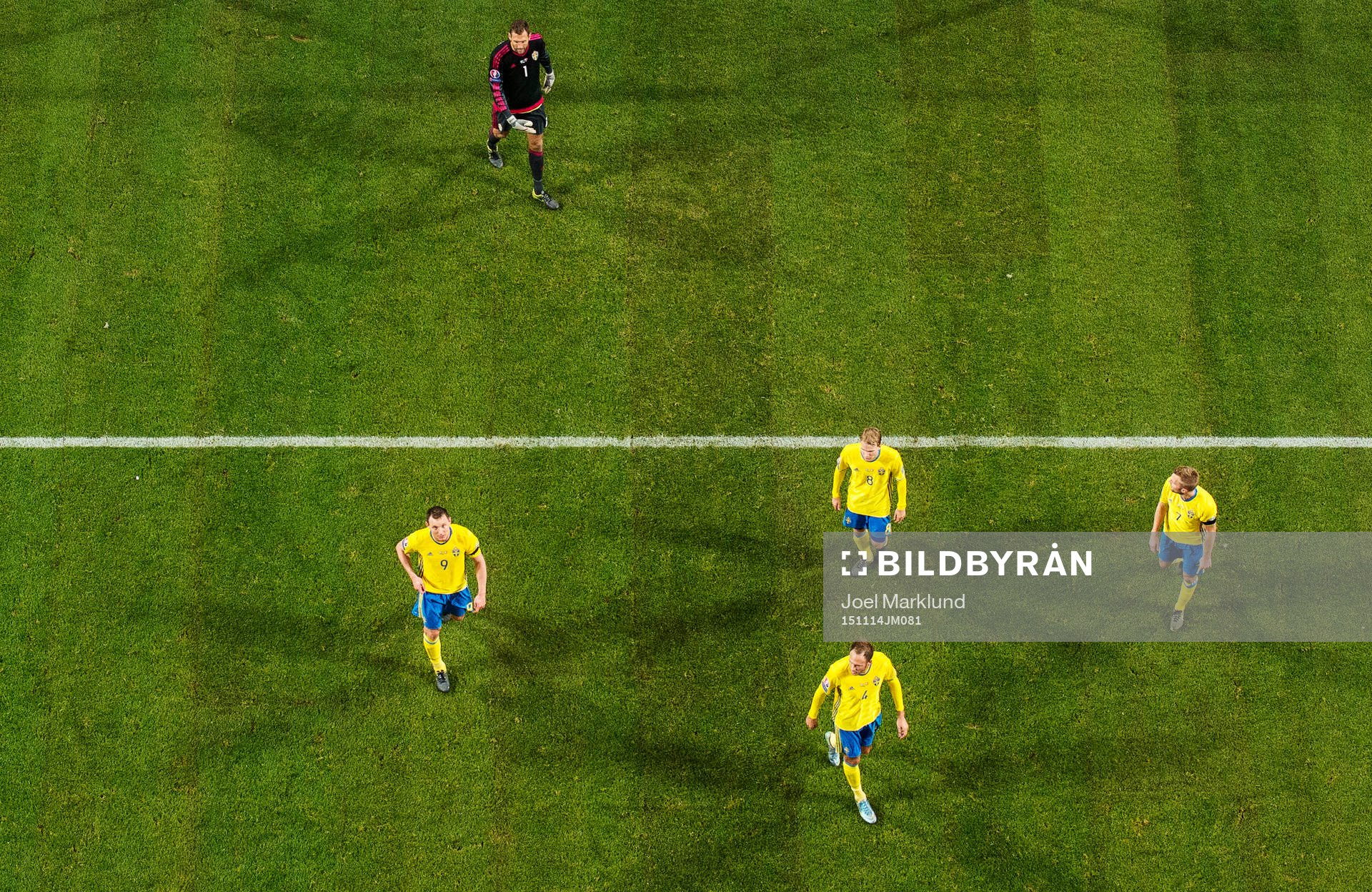 Sveriges Kim Källström, målvakt Andreas Isaksson,