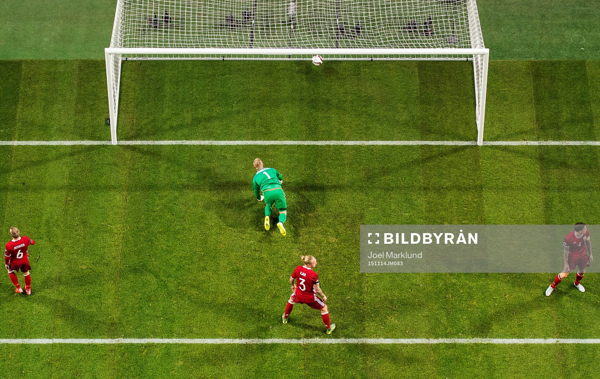 Danmarks Lars Jacobsen, målvakt Kasper Schmeichel, Simon