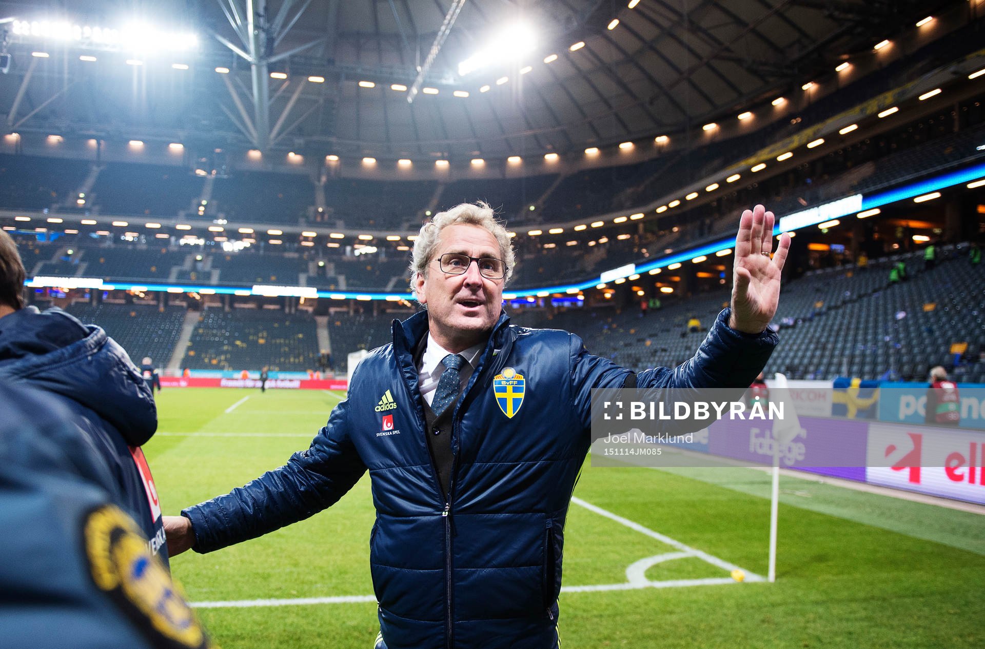 Sveriges förbundskapten Erik Hamrén vinkar till publiken
