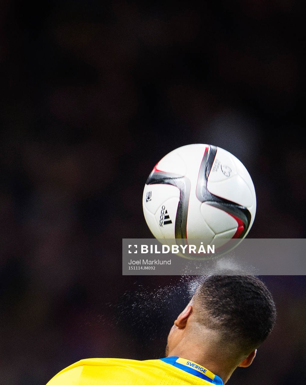 Sveriges Martin Olsson nickar bollen