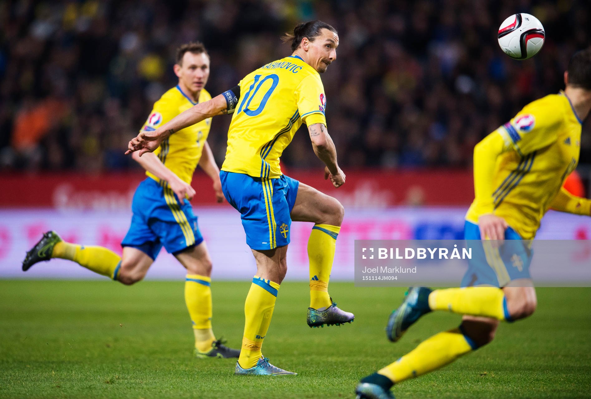 Sveriges Zlatan Ibrahimovic passar bollen