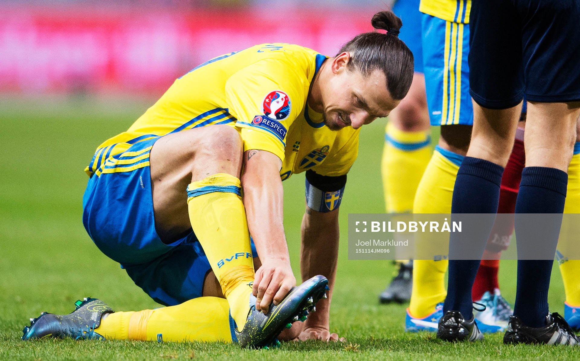 Sveriges Zlatan Ibrahimovic tar på sin fot