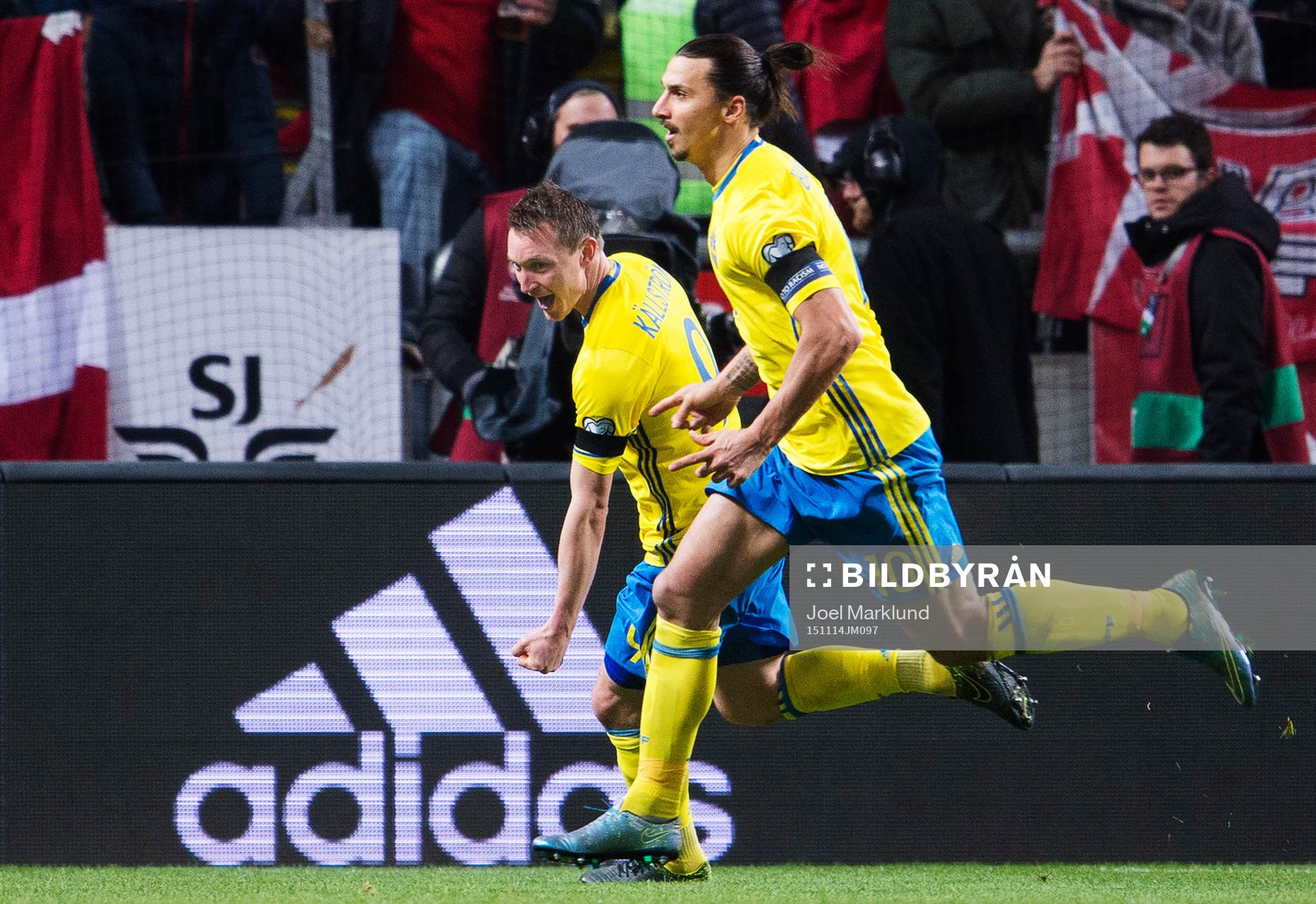 Sveriges Kim Källström och Zlatan Ibrahimovic jublar