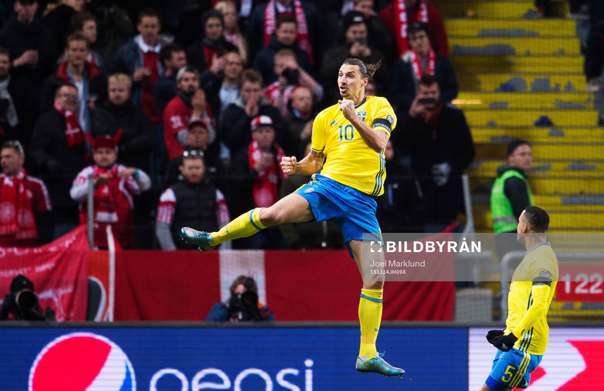 Sveriges Zlatan Ibrahimovic och Martin Olsson jublar