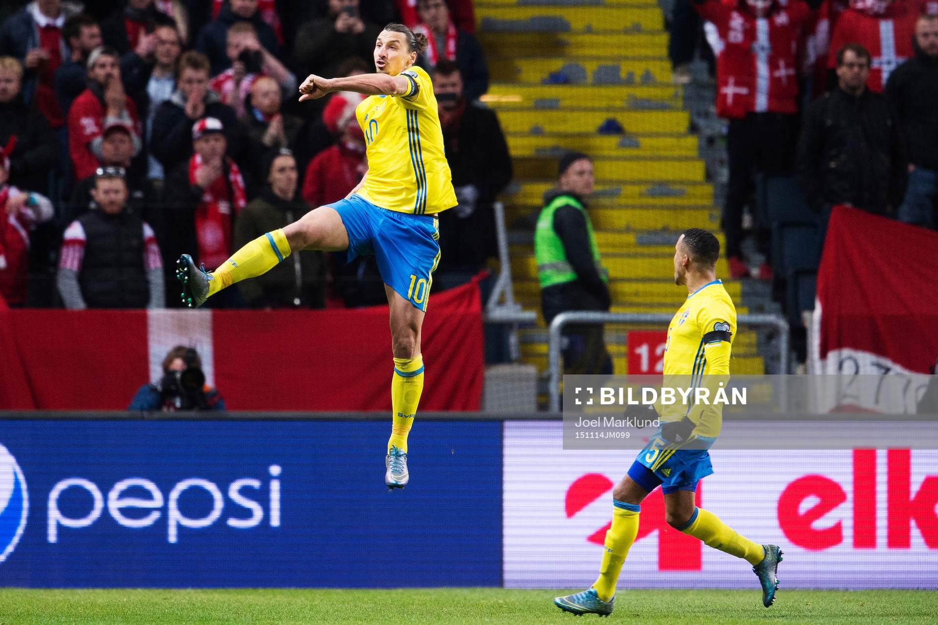 Sveriges Zlatan Ibrahimovic och Martin Olsson jublar
