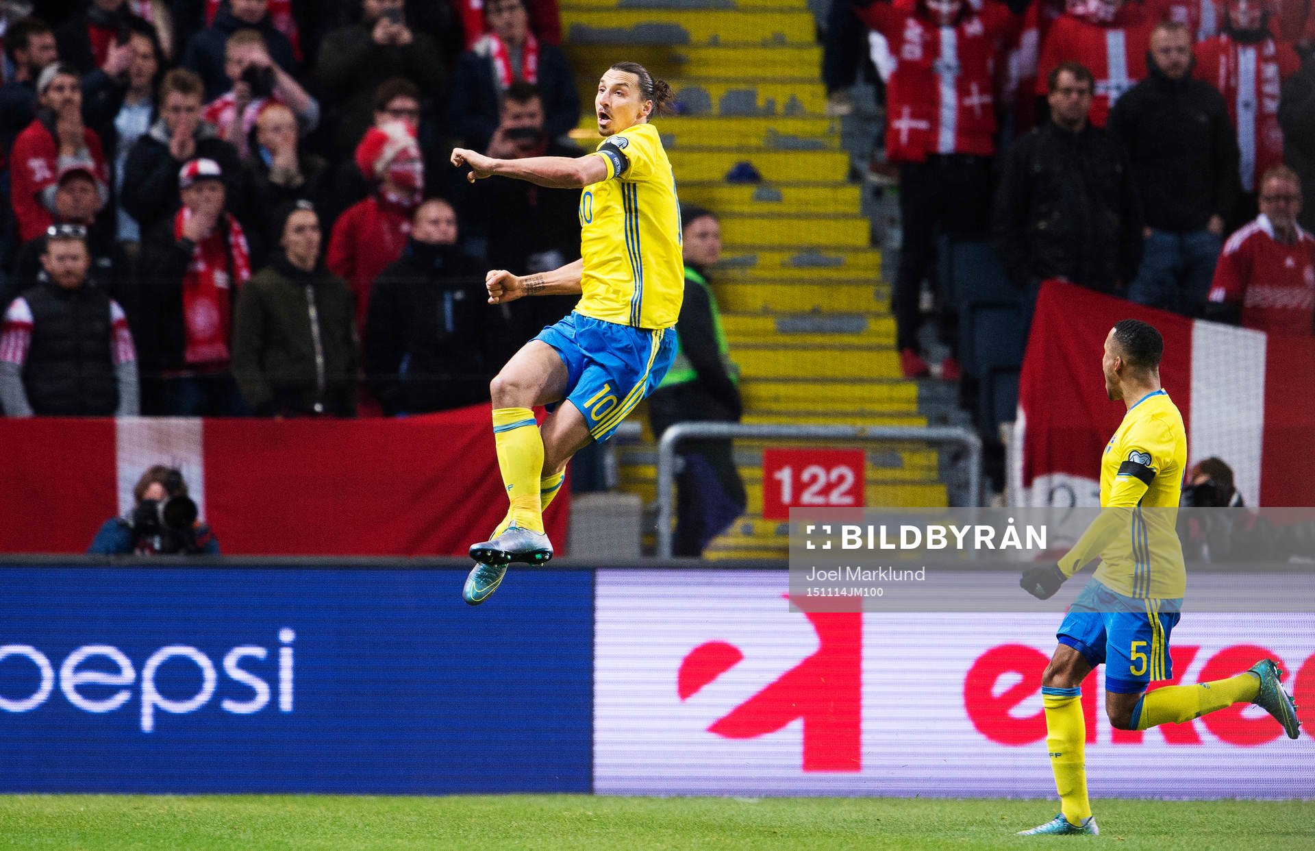 Sveriges Zlatan Ibrahimovic och Martin Olsson jublar
