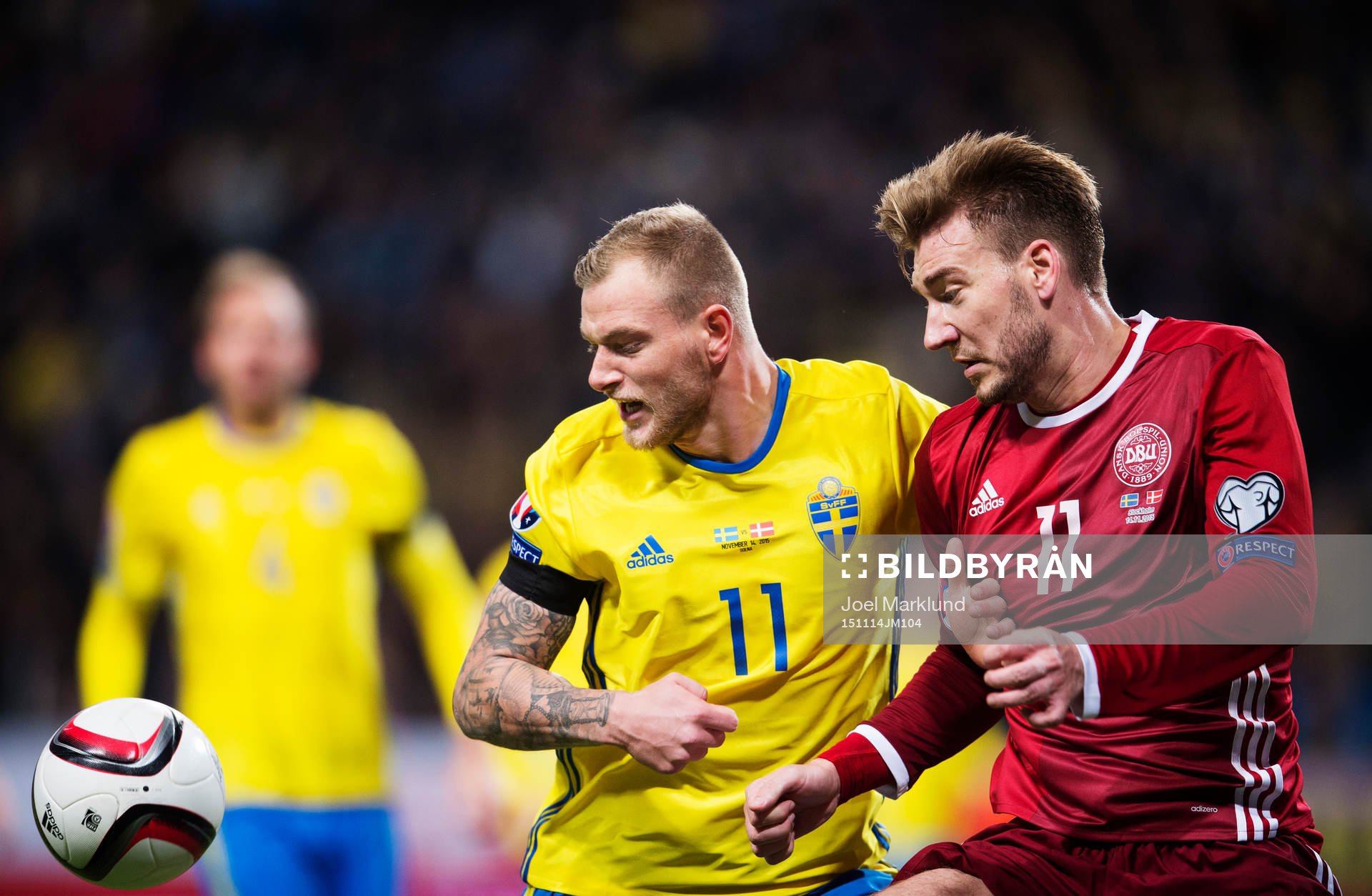 Sveriges John Guidetti i en duell med Danmarks Nicklas