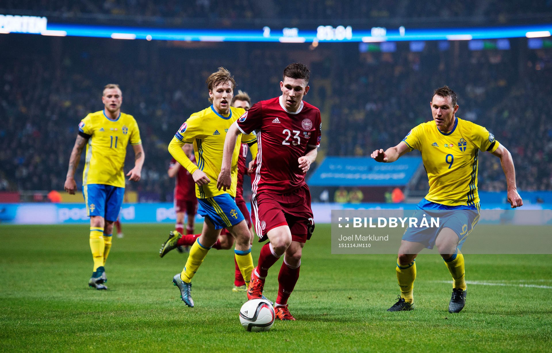 Sveriges Emil Forsberg och Kim Källström utmanas av
