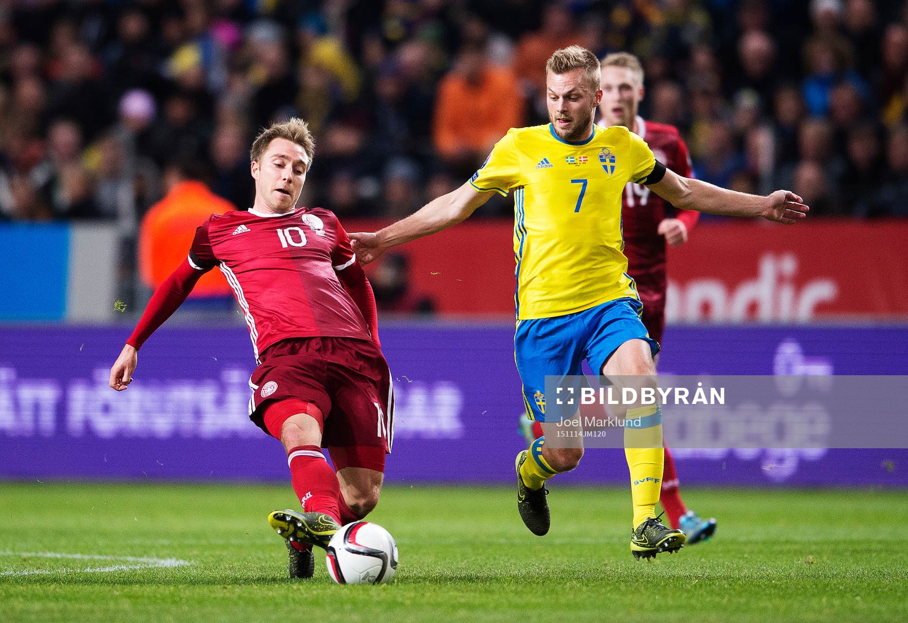 Danmarks Christian Eriksen och Sveriges Sebastian Larsson