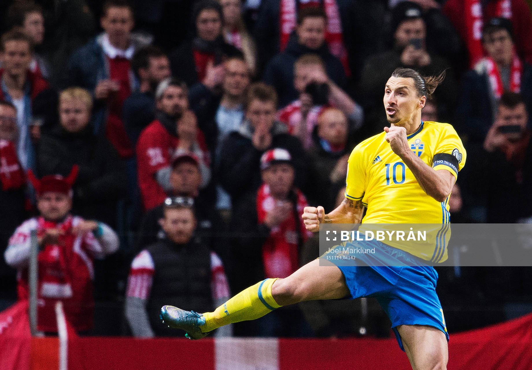 Sveriges Zlatan Ibrahimovic och Martin Olsson jublar efter 2-0-målet under fotbollsmatchen i EM-kvalets playoff mellan Sverige och Danmark den 14 november 2015 i Stockholm.