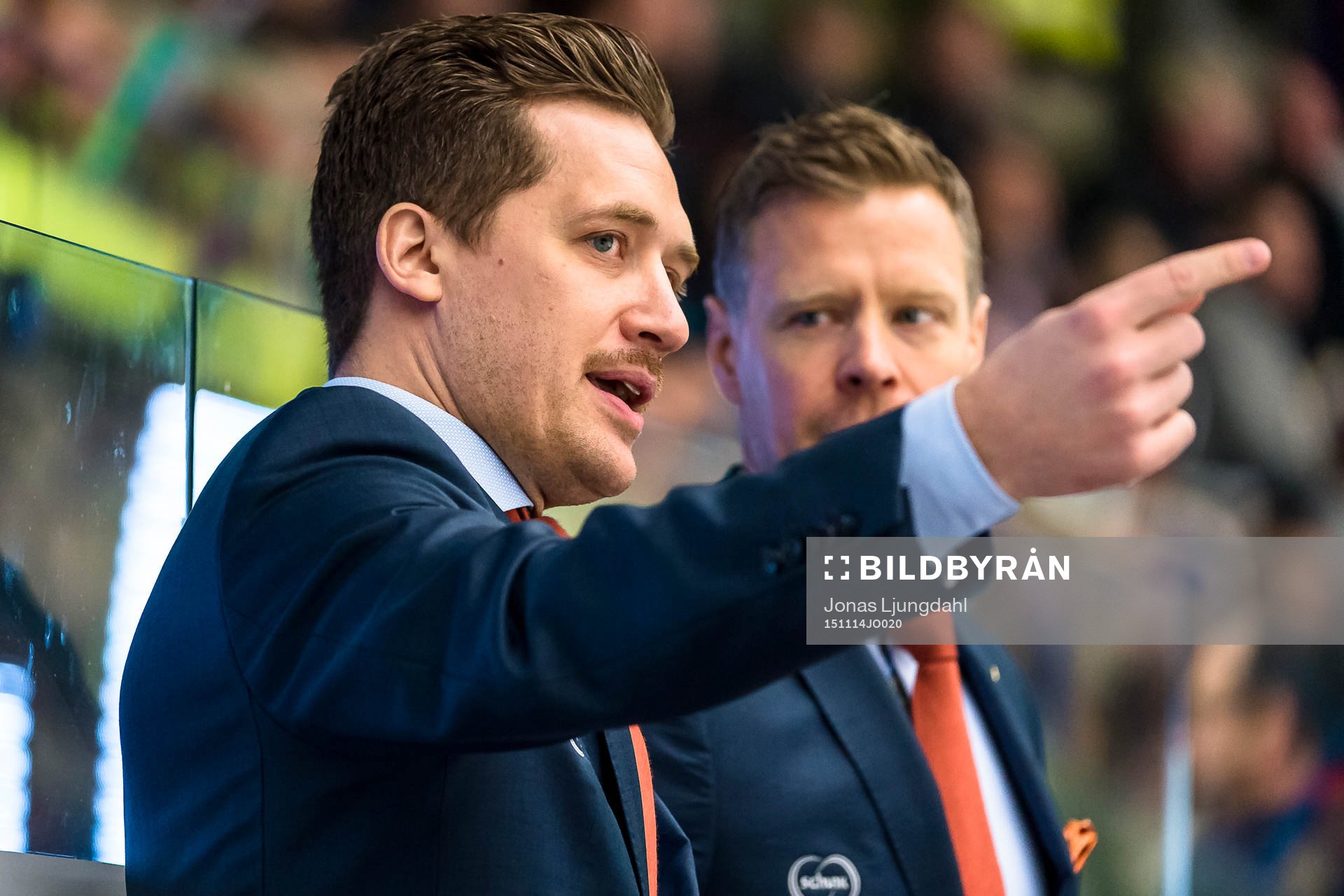 Växjös tränare Sam Hallam pratar med assisterande