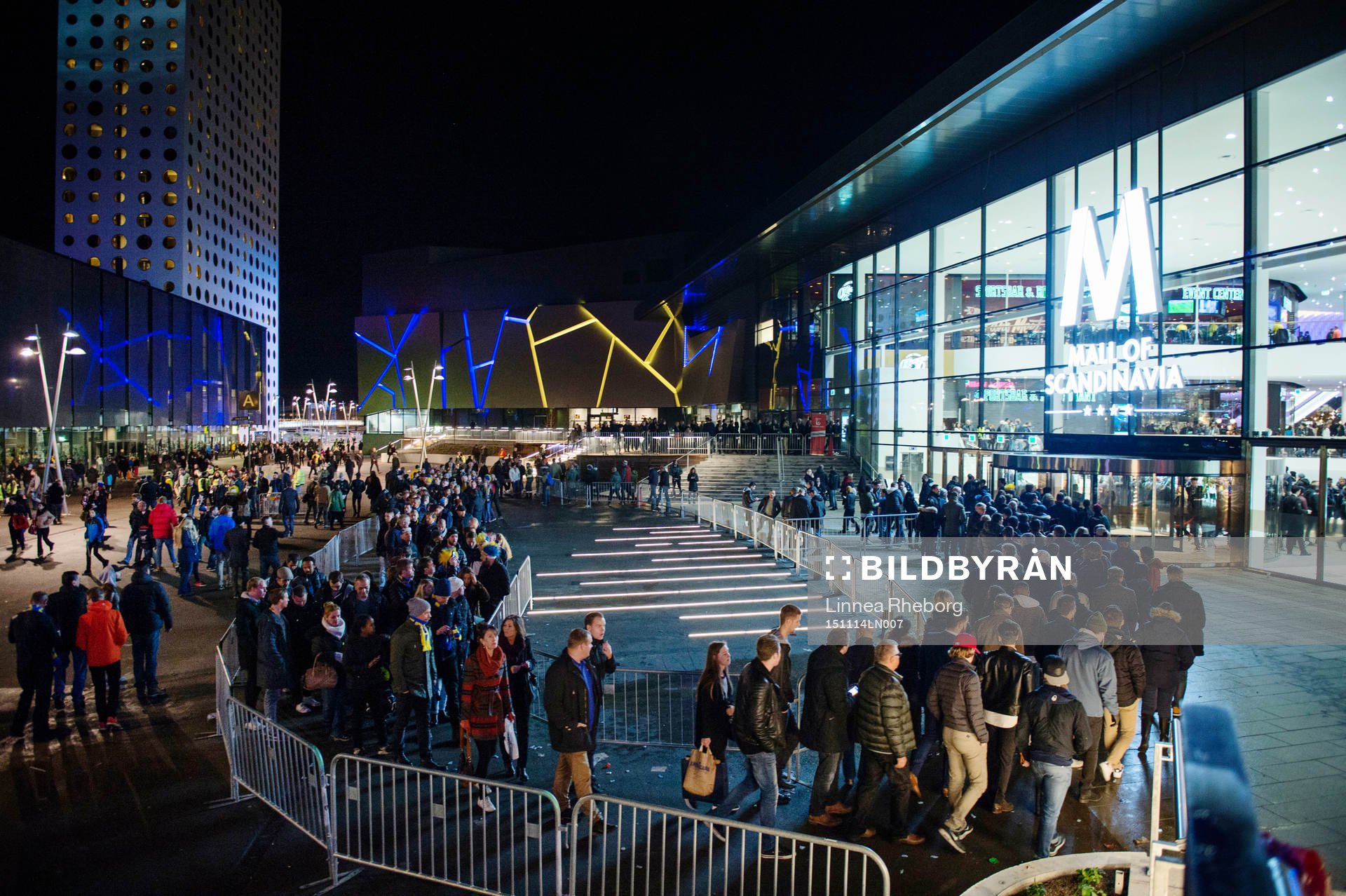Kö in till Mall of Scandinavia som ligger intill Friends