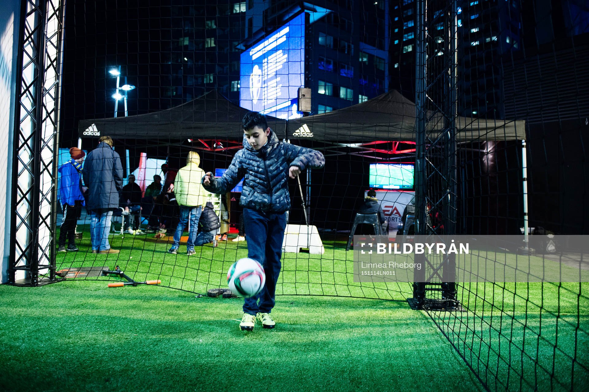 Ibrahim Salim trixar i Adidas monter i Fan Zone innan fotbollsmatchen i EM-kvalets playoff mellan Sverige och Danmark den 14 november 2015 i Stockholm.