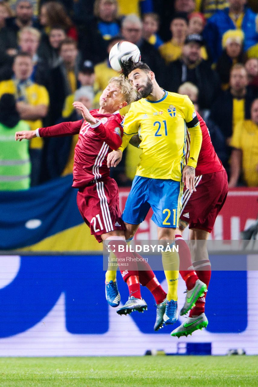Sveriges Jimmy Durmaz och Danmarks Viktor Fischer i en