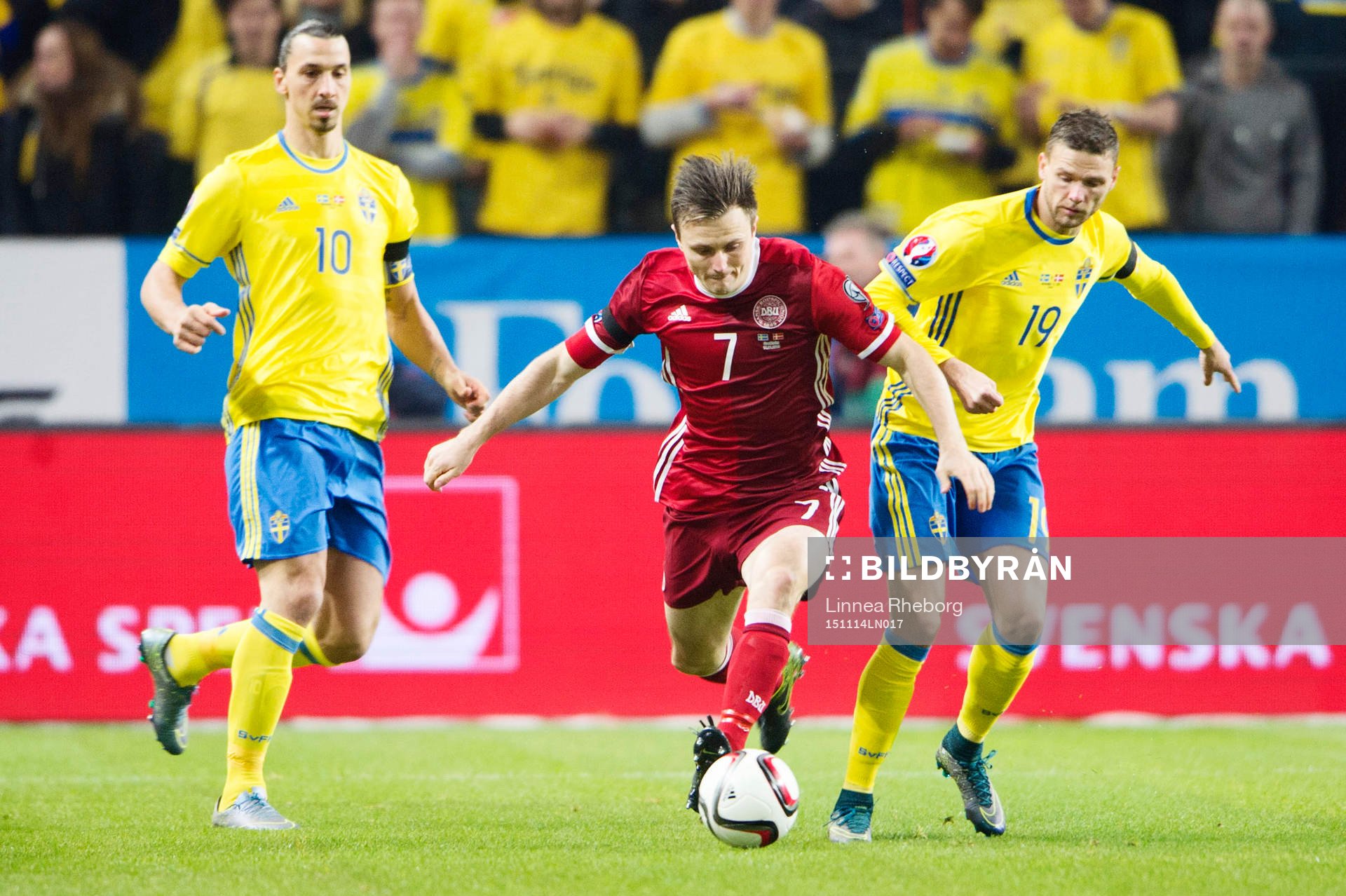 Danmarks William Kvist i kamp om bollen med Sveriges Marcus