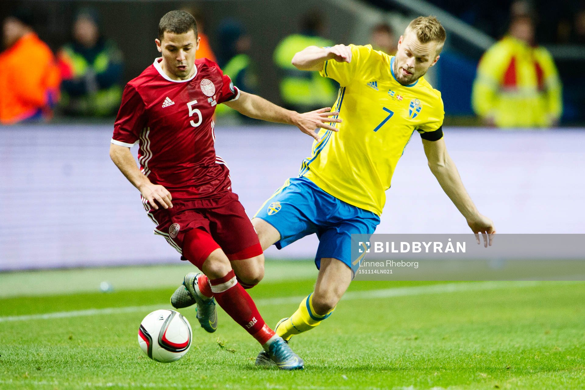 Sveriges Sebastian Larsson i närkamp med Danmarks Riza Durmisi under fotbollsmatchen i EM-kvalets playoff mellan Sverige och Danmark den 14 november 2015 i Stockholm.