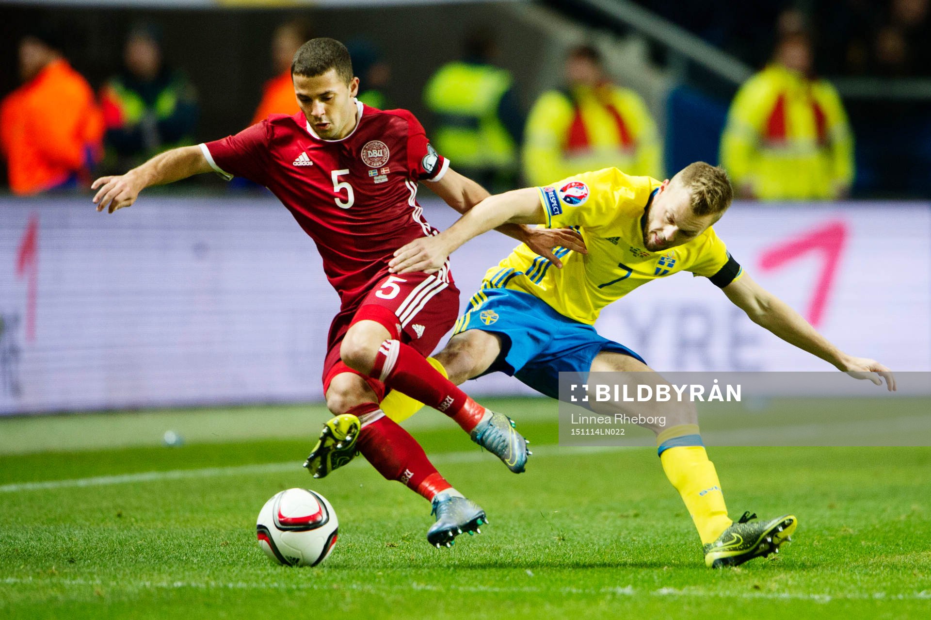 Sveriges Sebastian Larsson i närkamp med Danmarks Riza Durmisi under fotbollsmatchen i EM-kvalets playoff mellan Sverige och Danmark den 14 november 2015 i Stockholm.