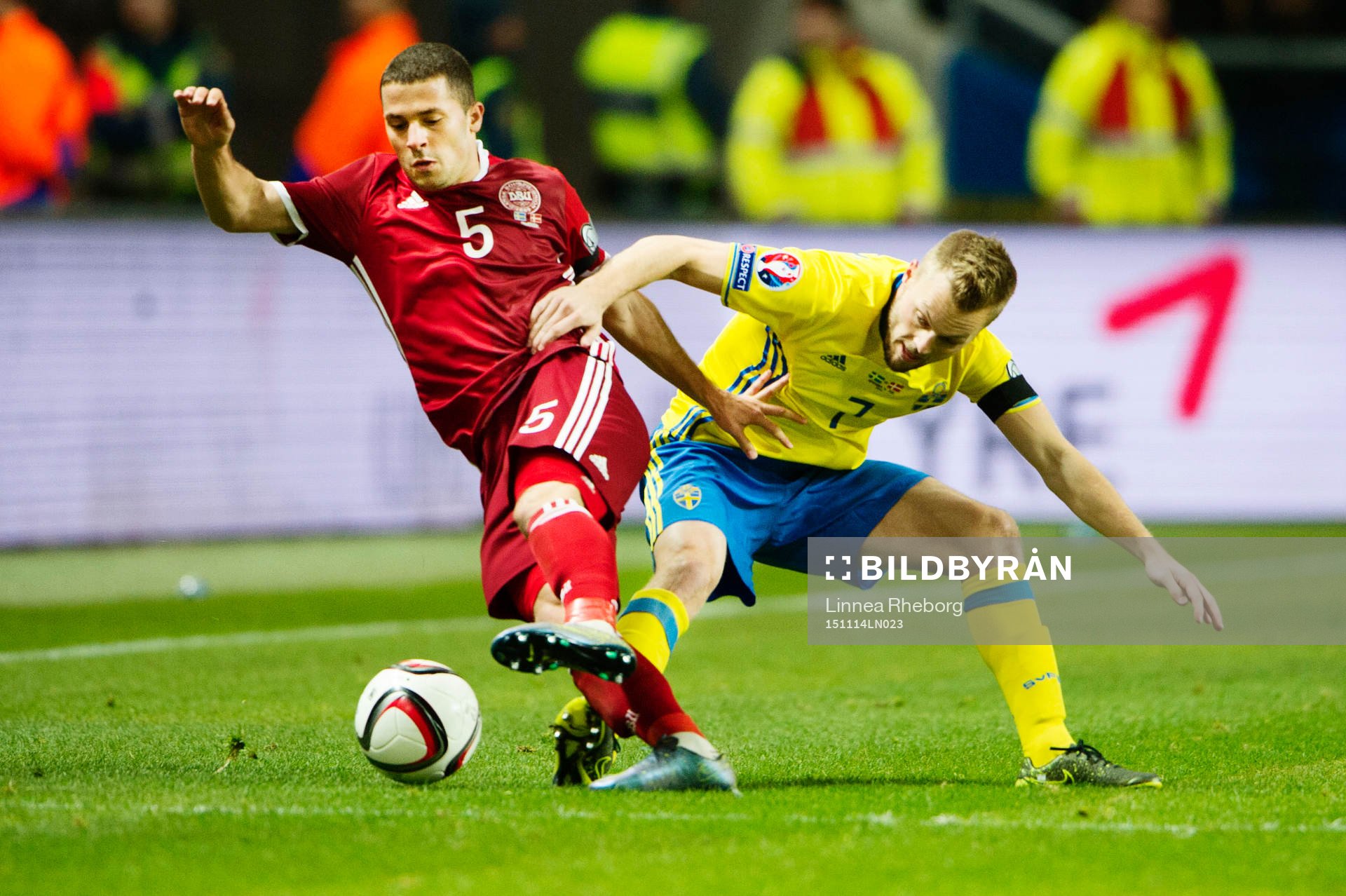 Sveriges Sebastian Larsson i närkamp med Danmarks Riza Durmisi under fotbollsmatchen i EM-kvalets playoff mellan Sverige och Danmark den 14 november 2015 i Stockholm.