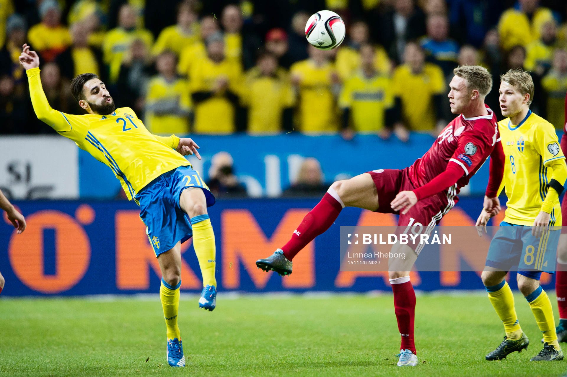 Sveriges Jimmy Durmaz och Oscar Lewicki mot Danmarks